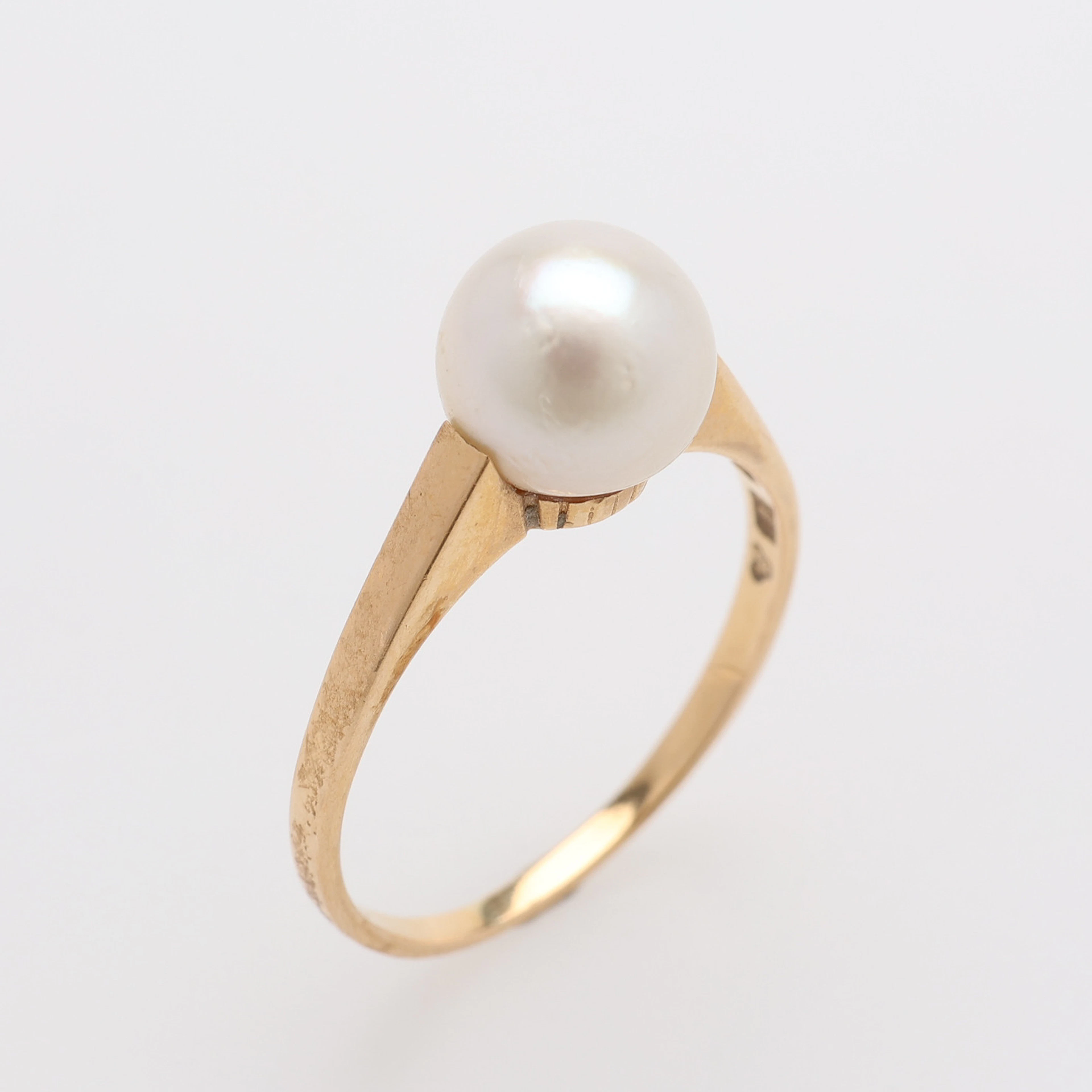 RING 18K MED EN ODLAD PÄRLA.