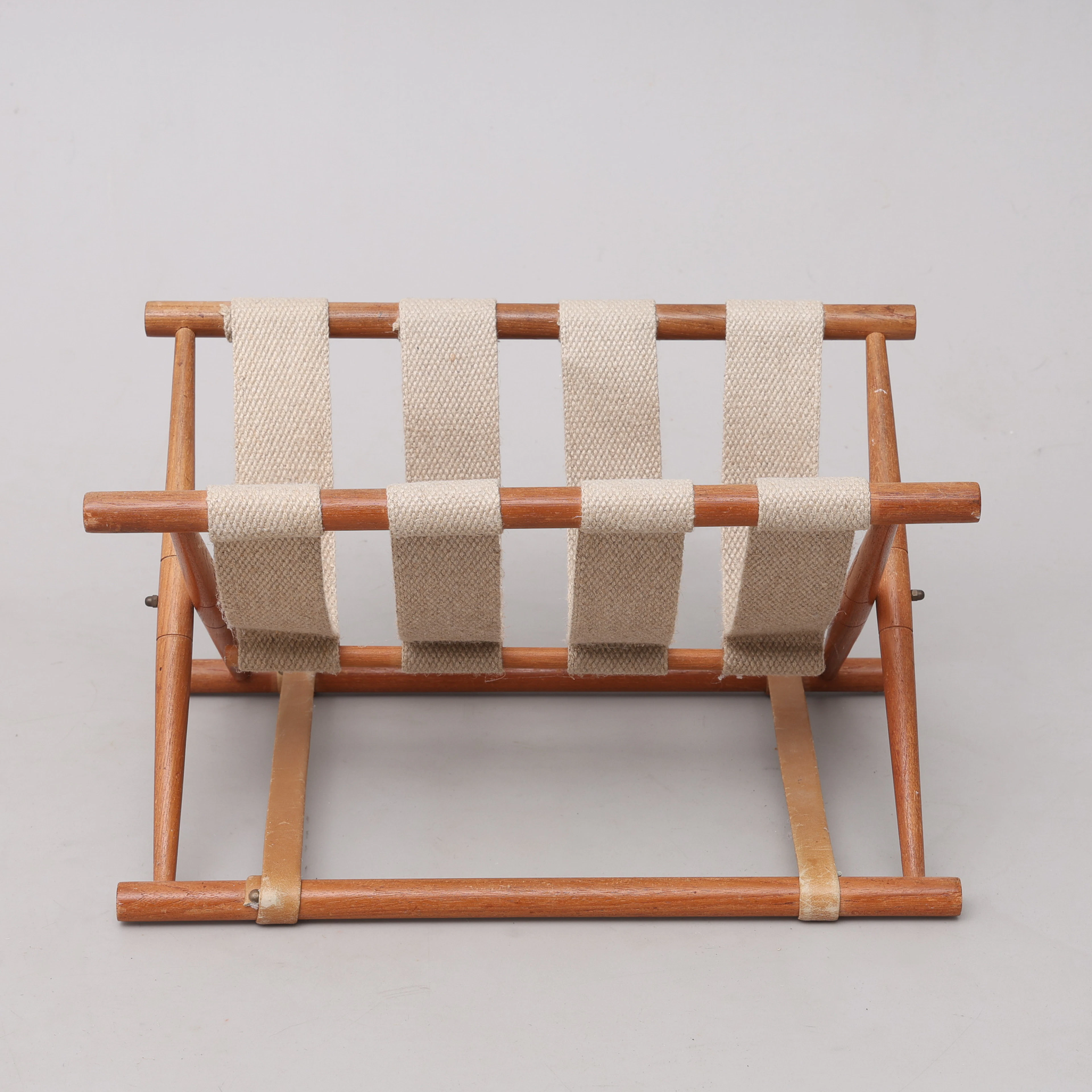 TIDNINGSSTÄLL, TEAK OCH CANVAS, 1900-TALETS ANDRA HÄLFT.