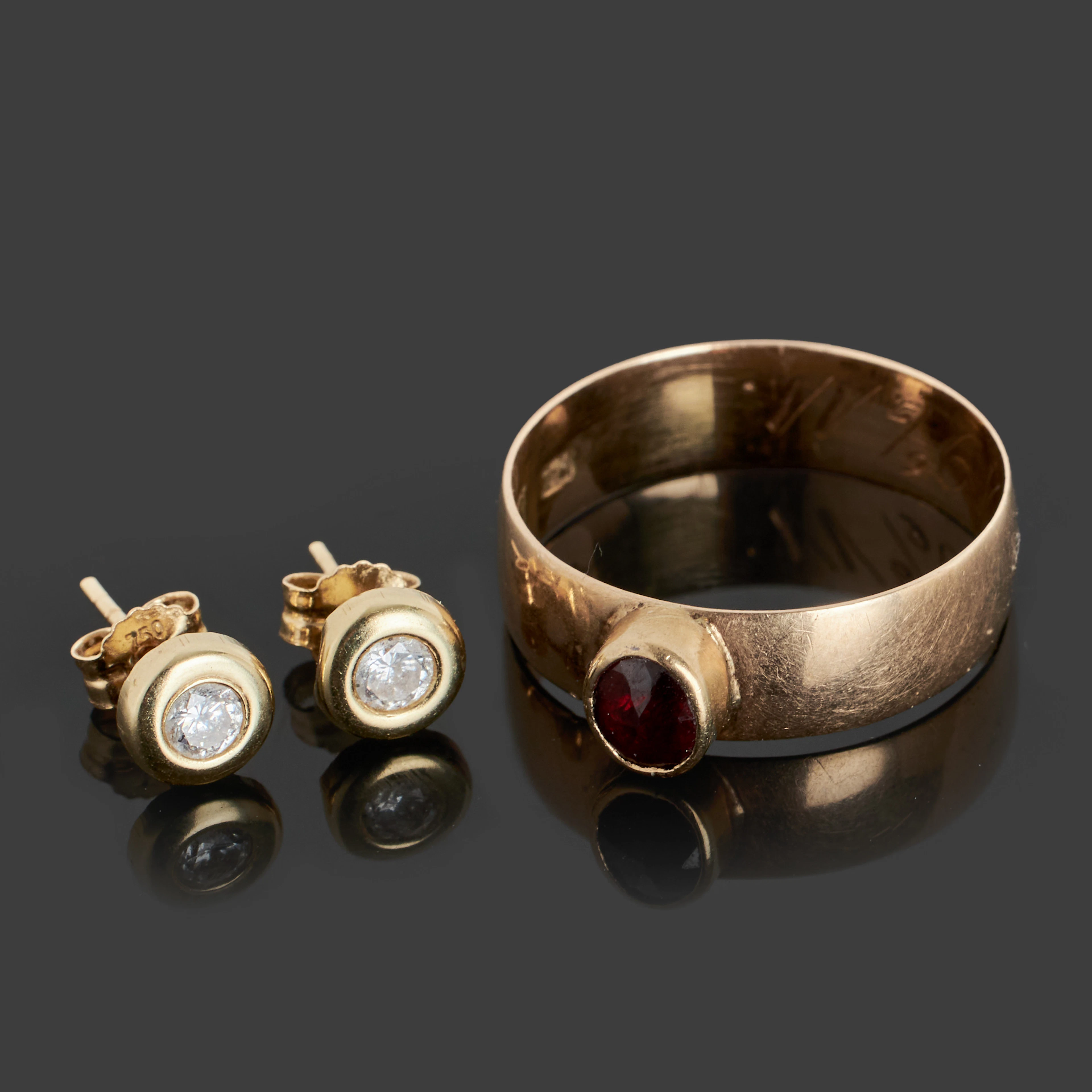 RING & ÖRHÄNGEN, ett par, 18k samt 14k guld, ring med en fasettslipad
