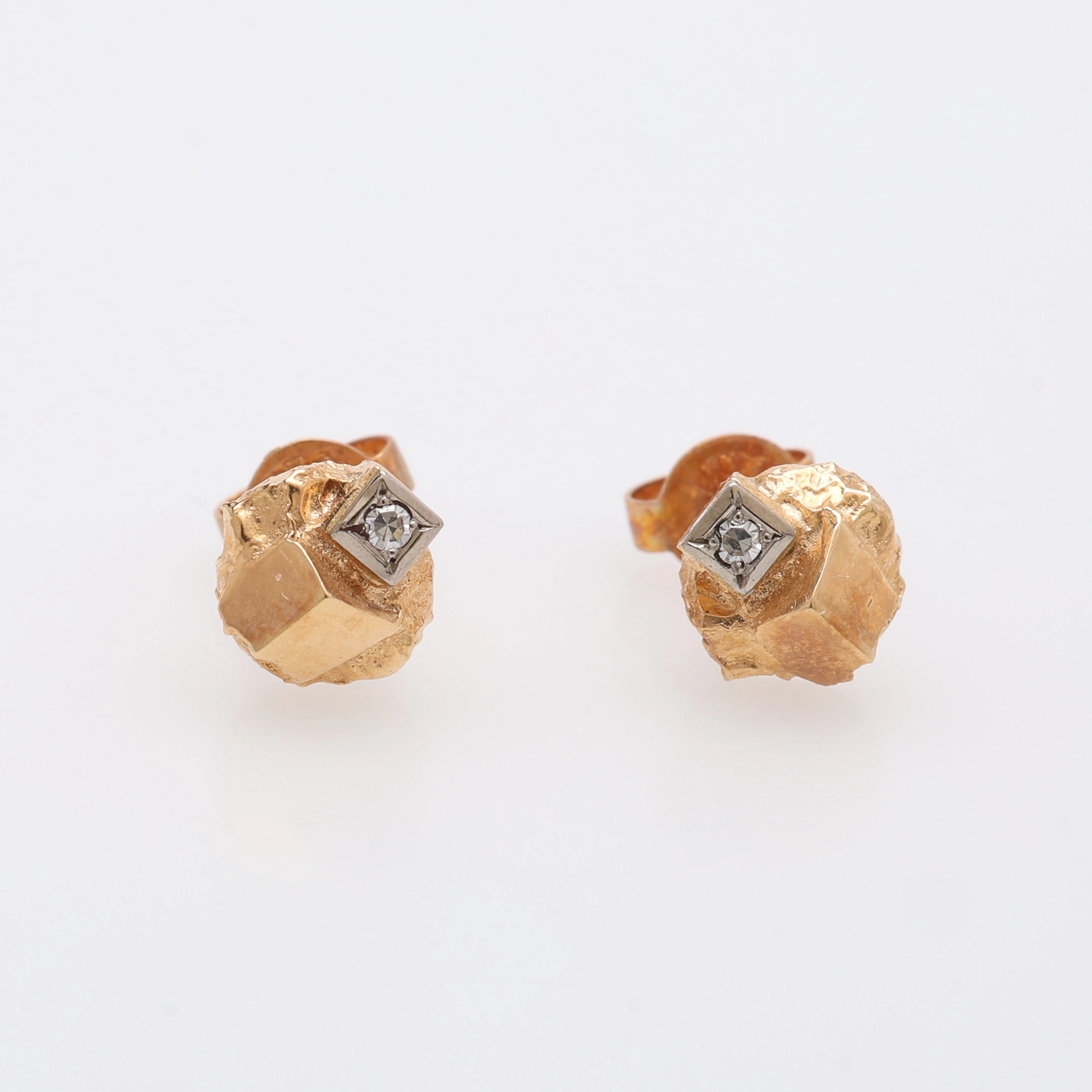 ÖRHÄNGEN 18K MED 2 DIAMANTER 8/8.