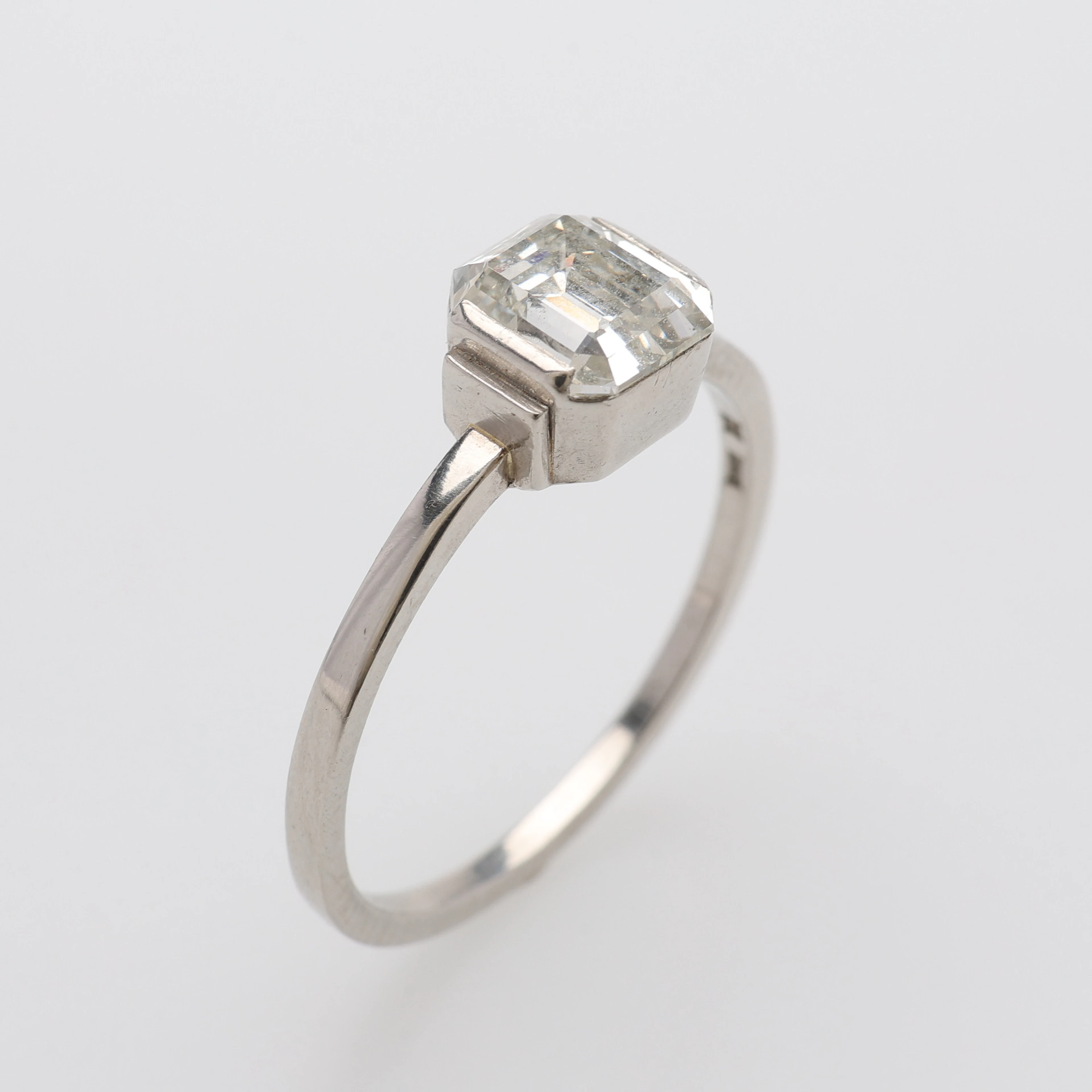 WIWEN NILSSON. RING, PLATINA & SMARAGDSLIPAD DIAMANT, CA 1 CT, LUND, 1935.