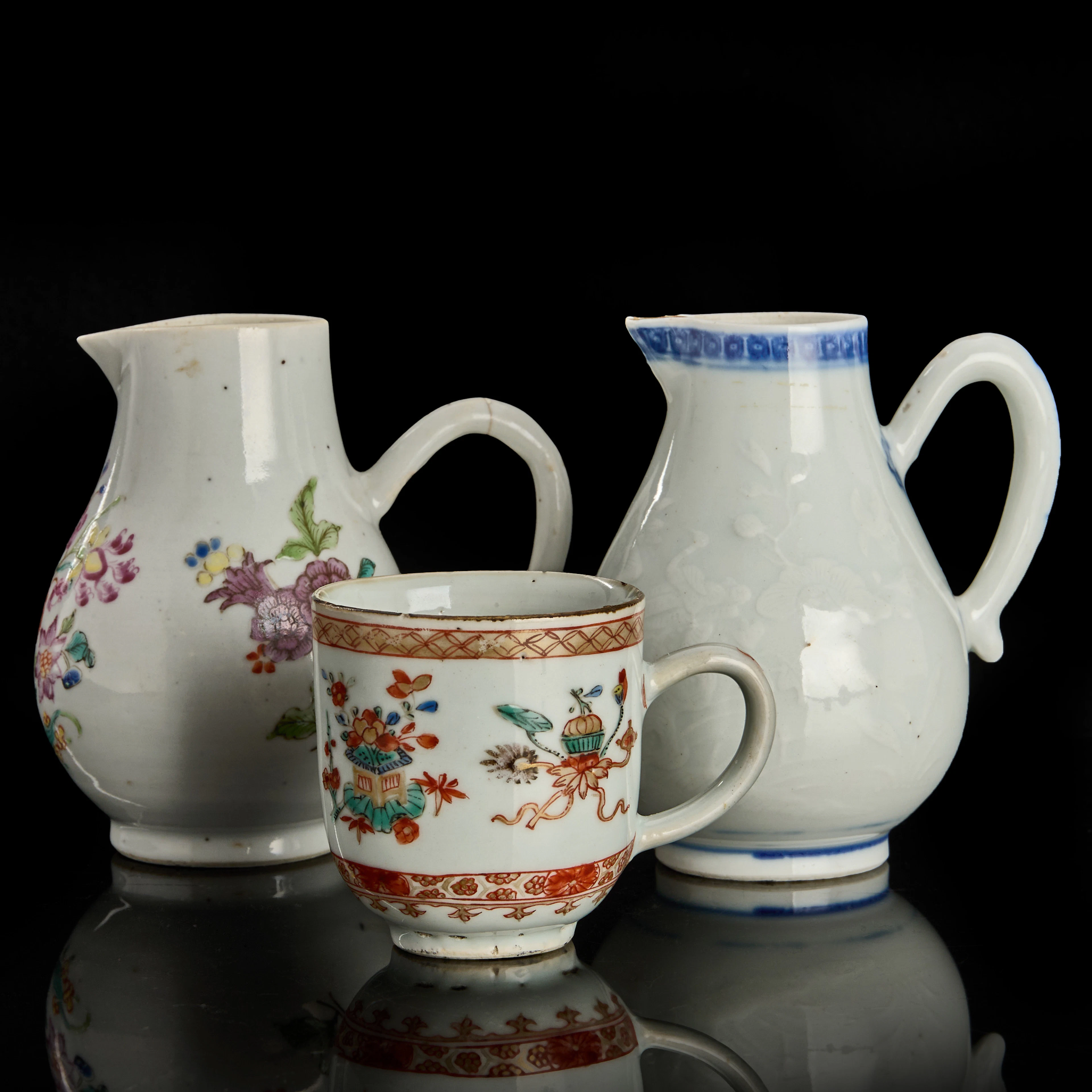 MJÖLKKANNOR (2) + KOPP, kompaniporslin, Kina, 1700-tal, dekor i famille