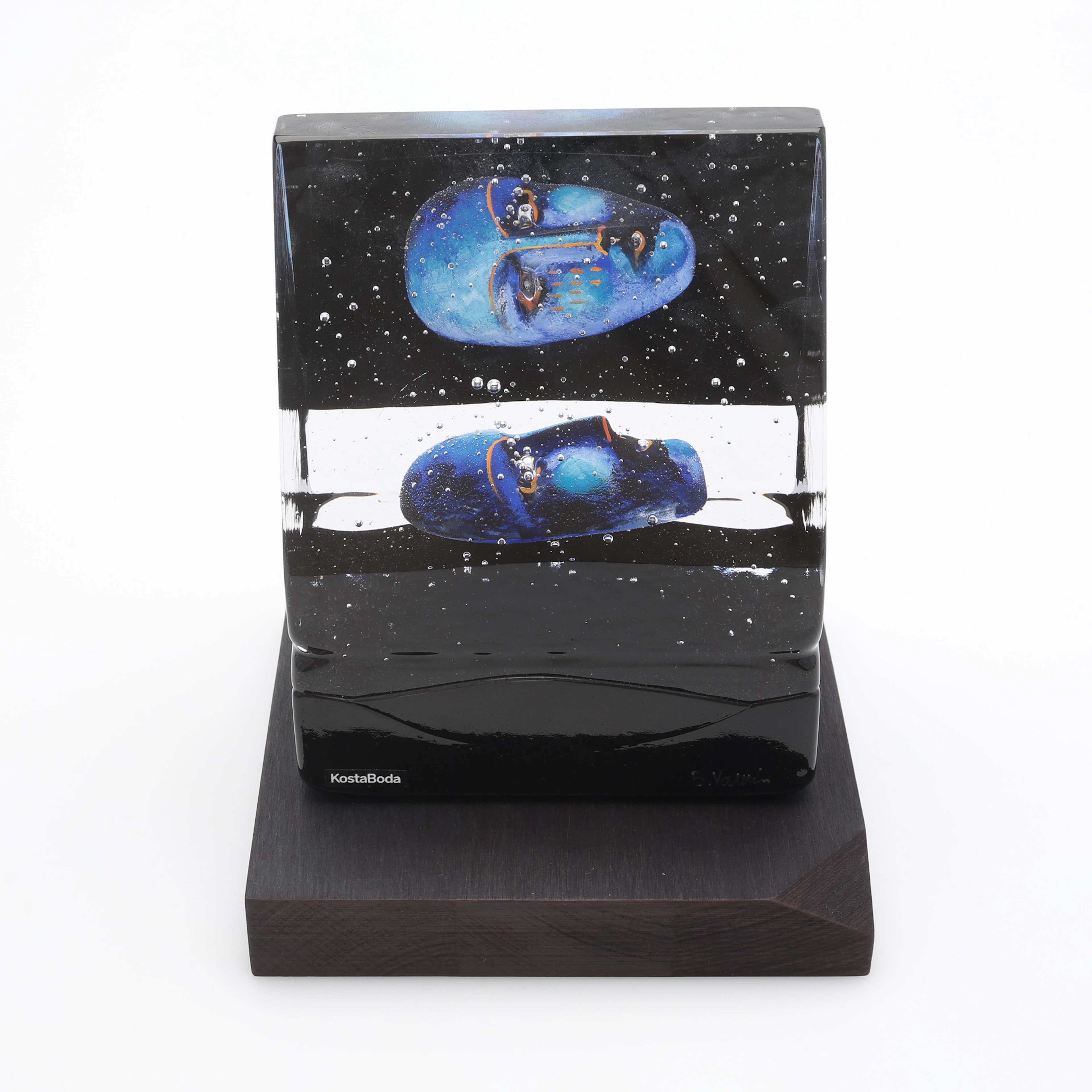 BERTIL VALLIEN. SKULPTUR ""BLACK ELEMENTS/HOUSE OF MYSTERY BLUE" KOSTA