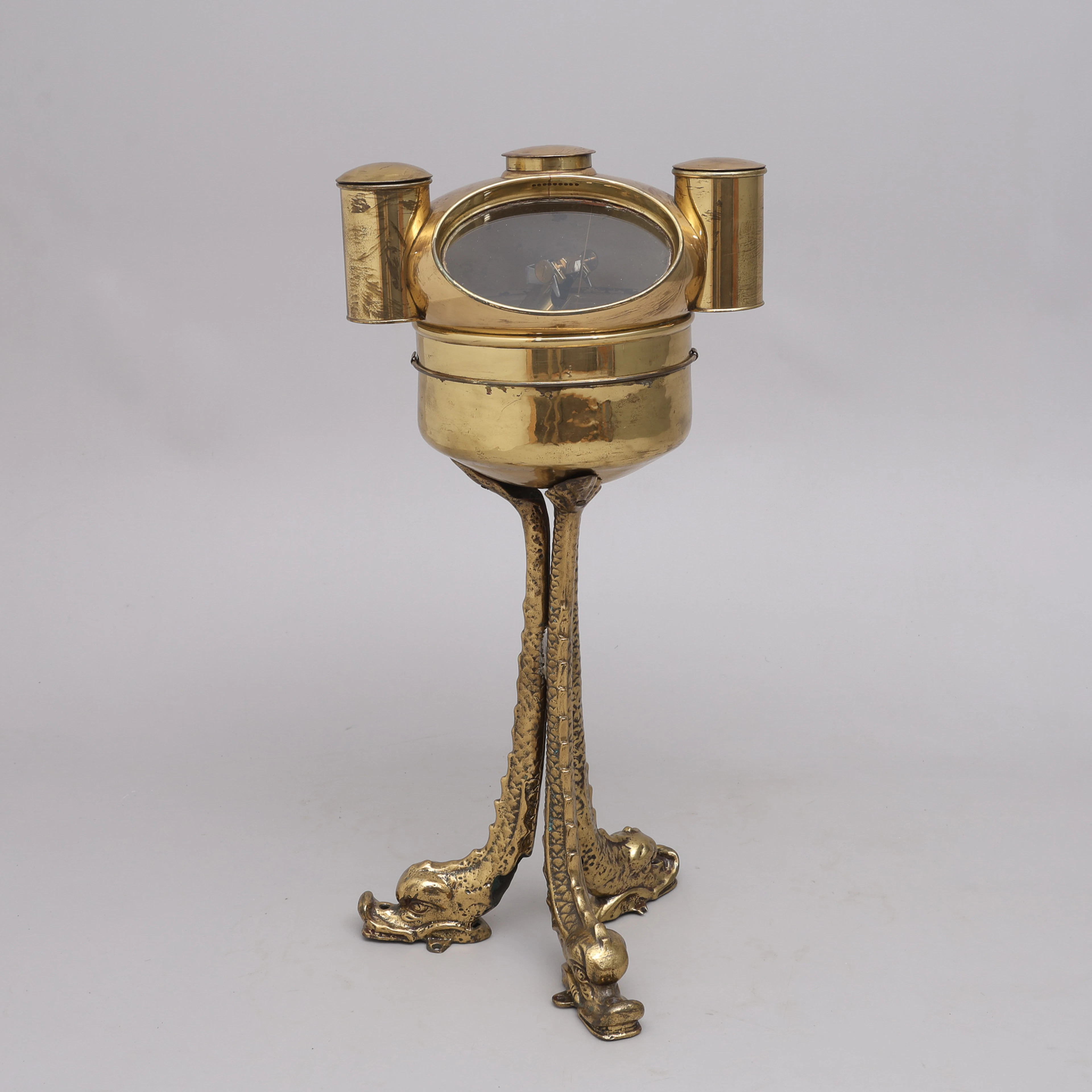 KOMPASS MED NAKTERHUS OCH AZIMUTSPEGEL/COMPASS, BINNACLE AND AZIMUTH
