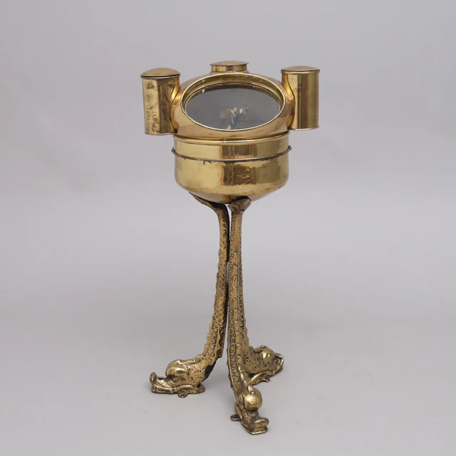 KOMPASS MED NAKTERHUS OCH AZIMUTSPEGEL/COMPASS, BINNACLE AND AZIMUTH