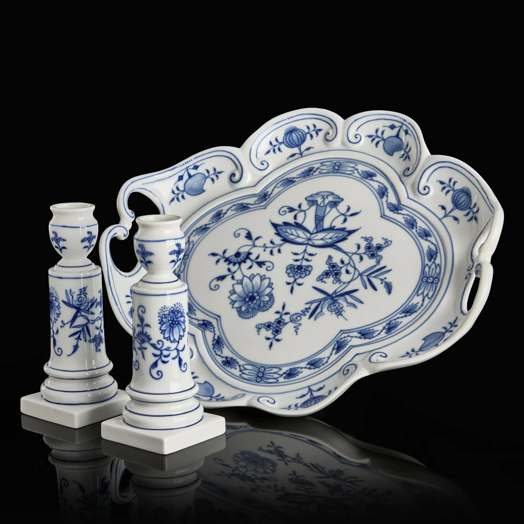 BRICKA och LJUSSTAKAR, ett par, porslin, "lökmönster", Meissen, 1900-tal.