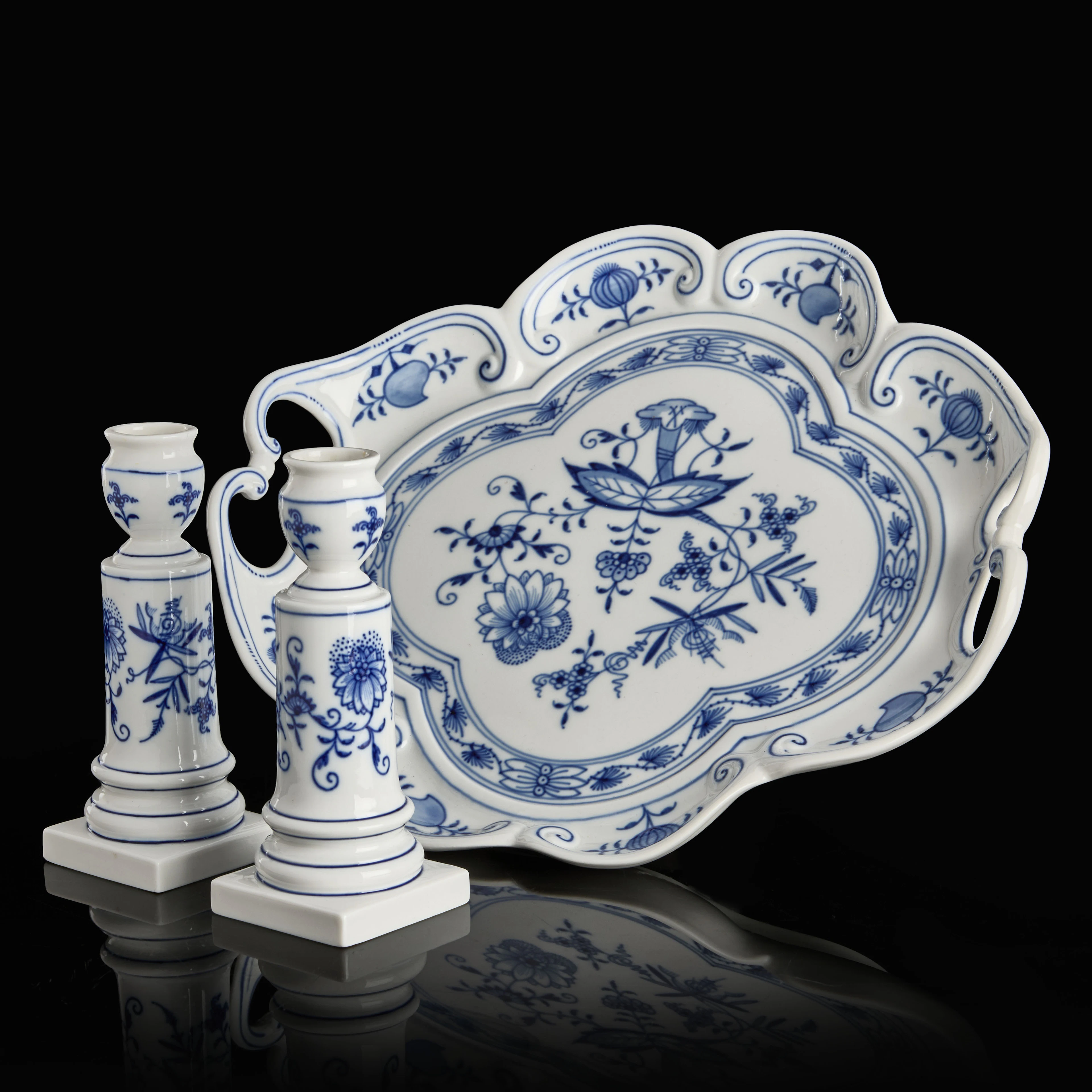 BRICKA och LJUSSTAKAR, ett par, porslin, "lökmönster", Meissen, 1900-tal.