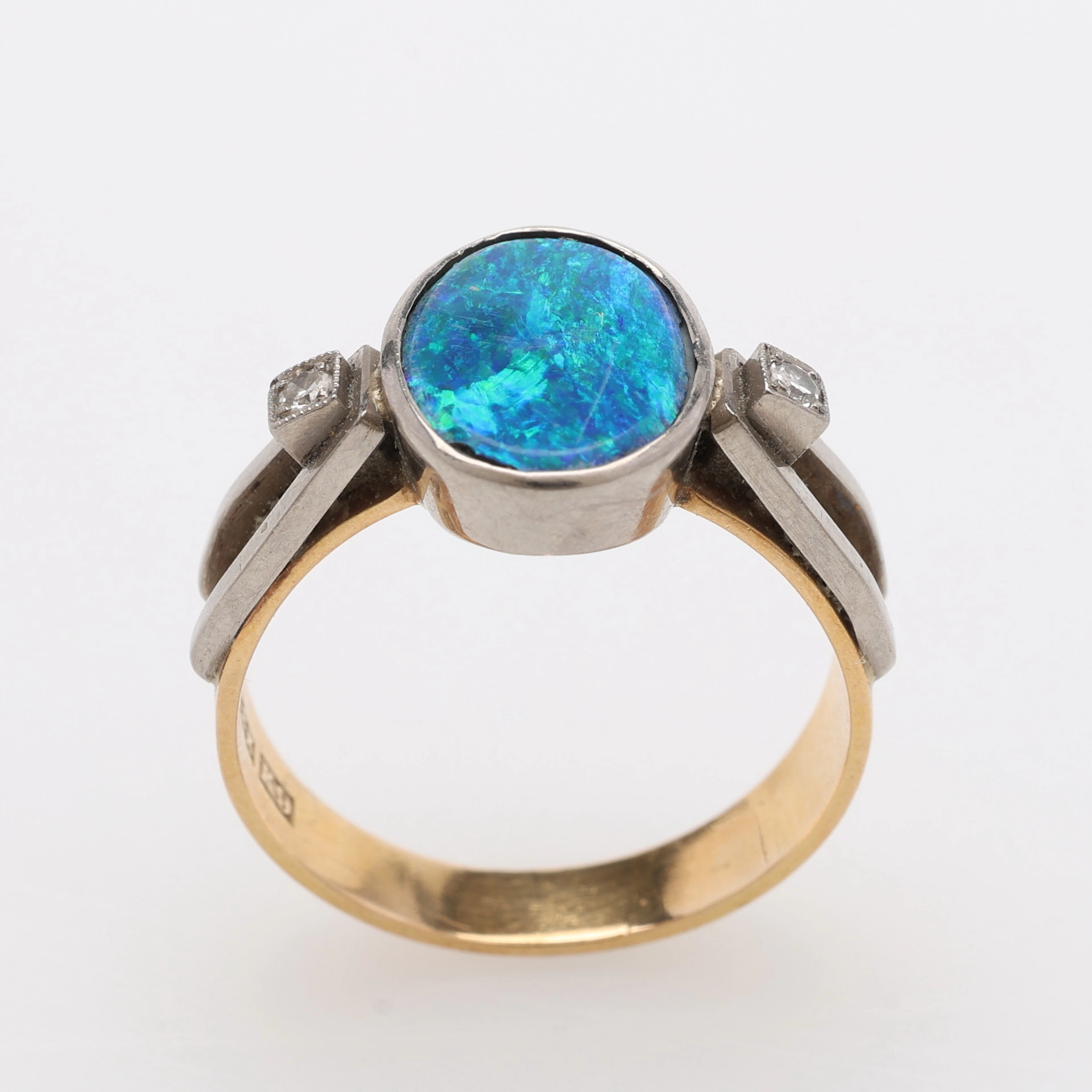 ELON ARENHILL. RING, 18K GULD, OPAL MED TVÅ STYCKEN DIAMANTER, TOTAL