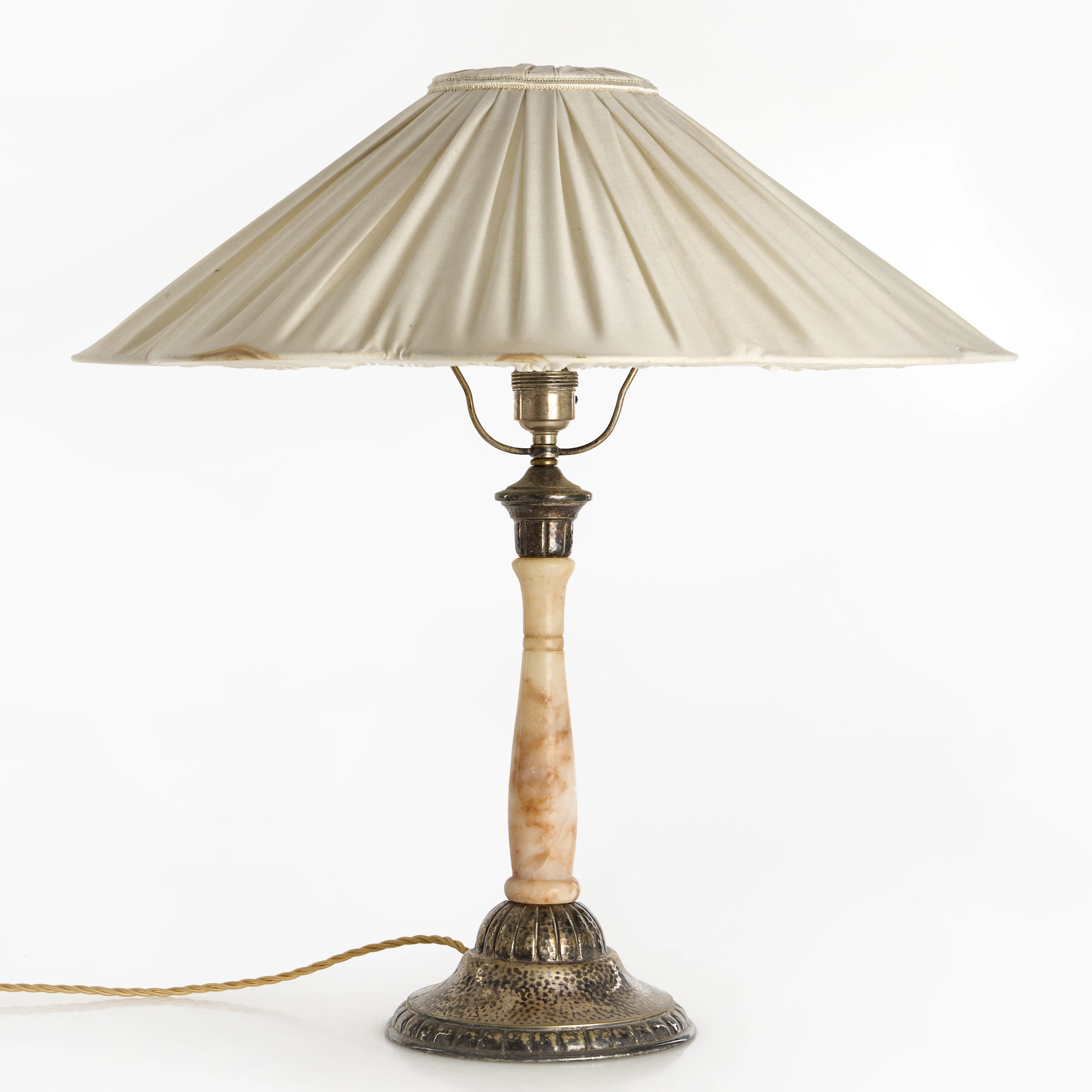 BORDSLAMPA, nysilver och alabaster, omkring 1920.