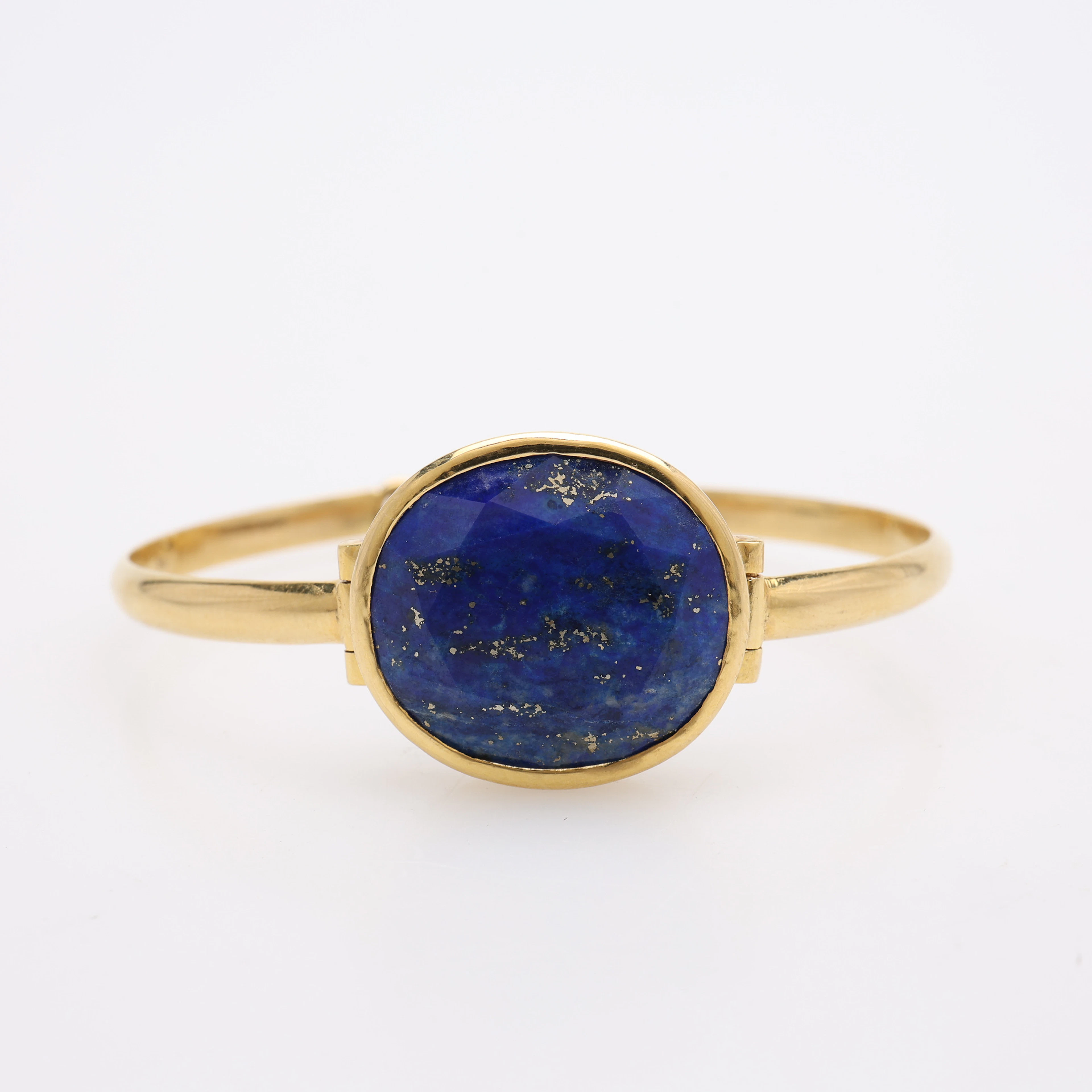 ARMRING, 18K GULD & FACETTSLIPAD LAPIS LAZULI, TOTALT 17,9 GRAM.