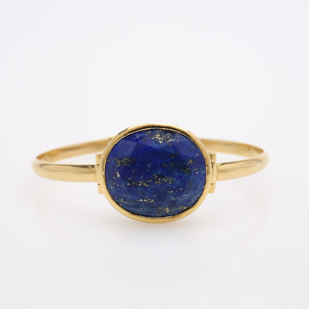 ARMRING, 18K GULD & FACETTSLIPAD LAPIS LAZULI, TOTALT 17,9 GRAM.