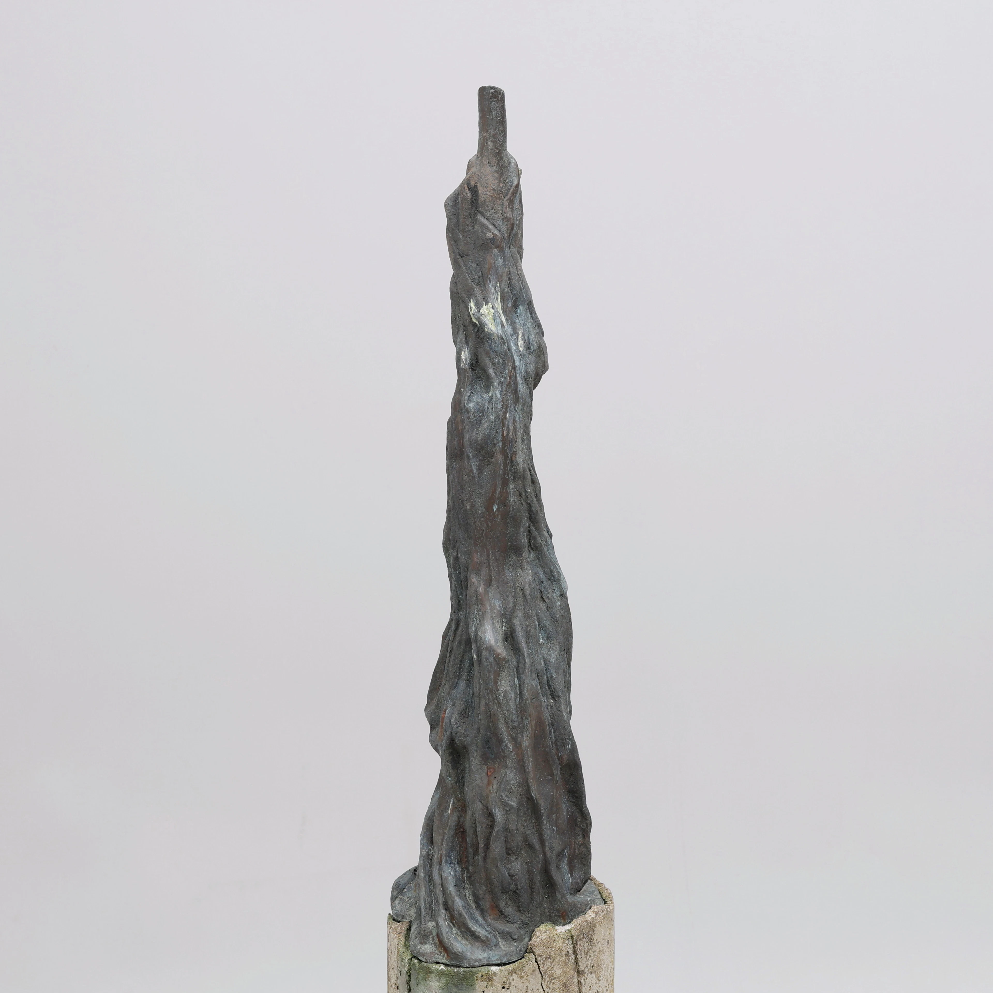 STINA EBERS 1962-2025. SKULPTUR, BRONS PÅ BETONGSOCKEL, "ELDEN" 1987.