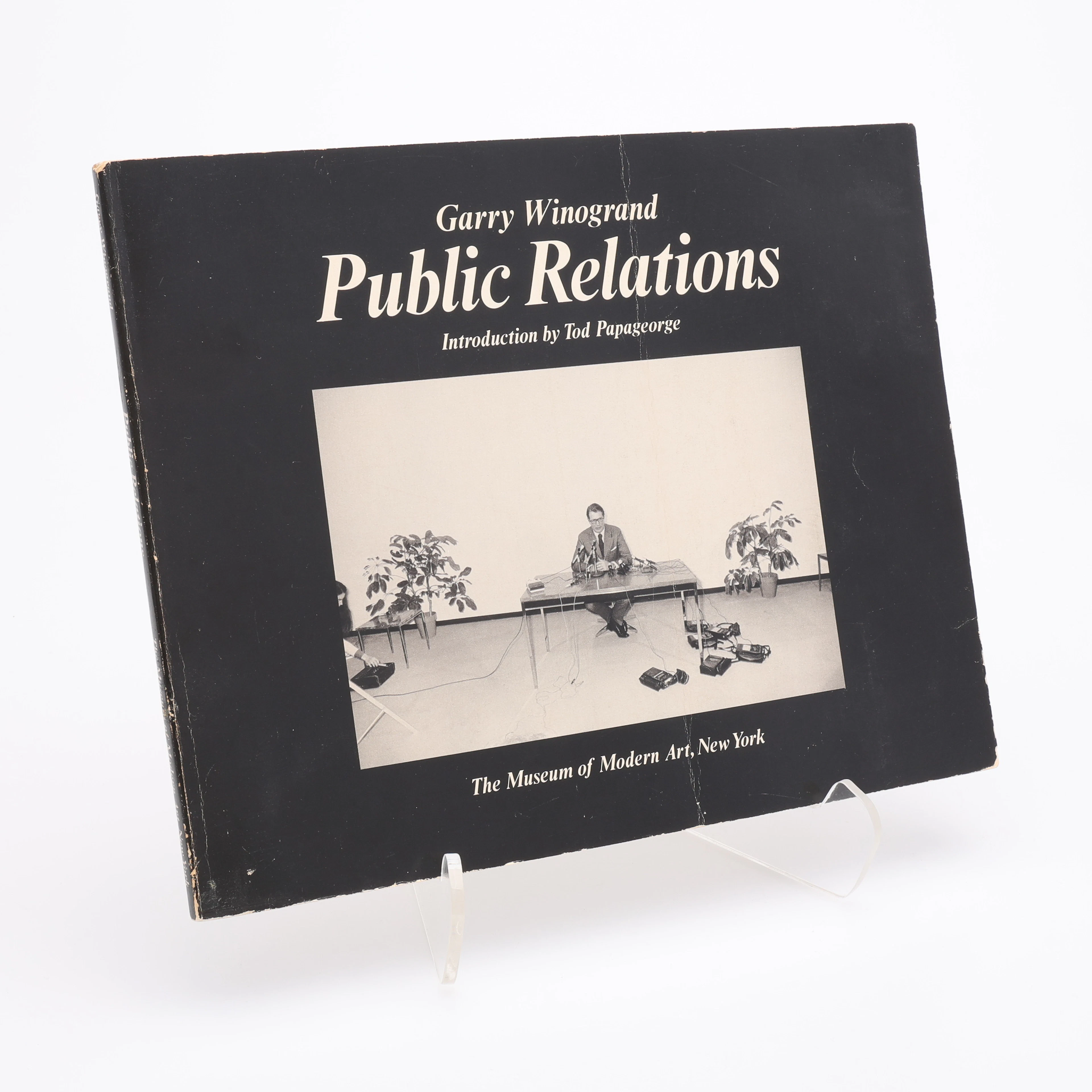 GARRY WINOGRANDS "PUBLIC RELATIONS" I FÖRSTA UPPLAGAN, 1977.