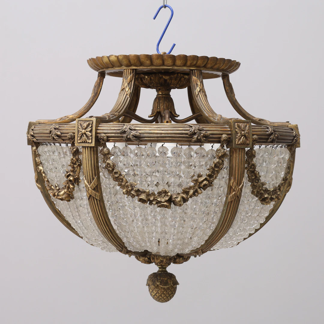 PLAFOND, MÄSSING OCH PRISMOR, LOUIS XVI-STIL.