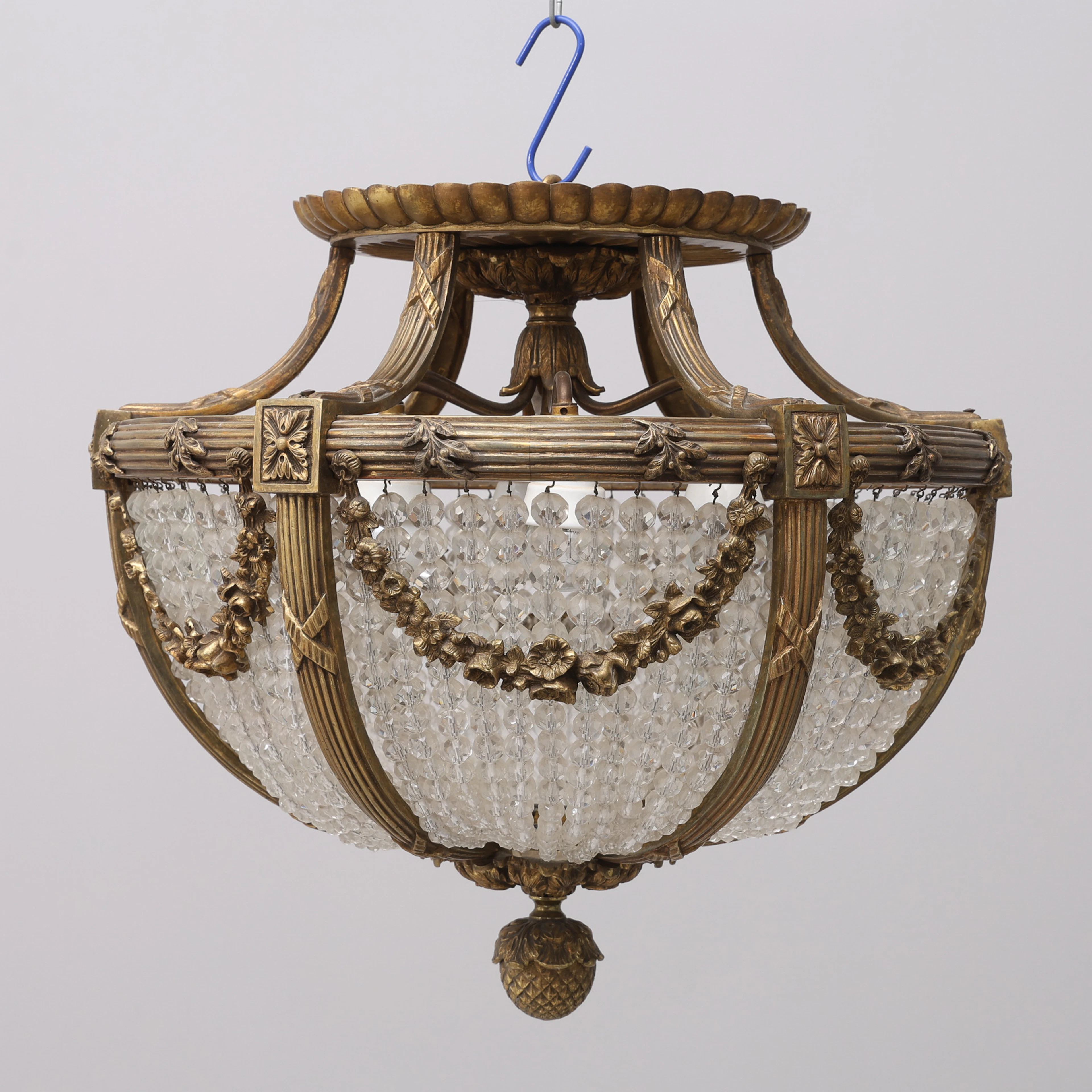PLAFOND, MÄSSING OCH PRISMOR, LOUIS XVI-STIL.