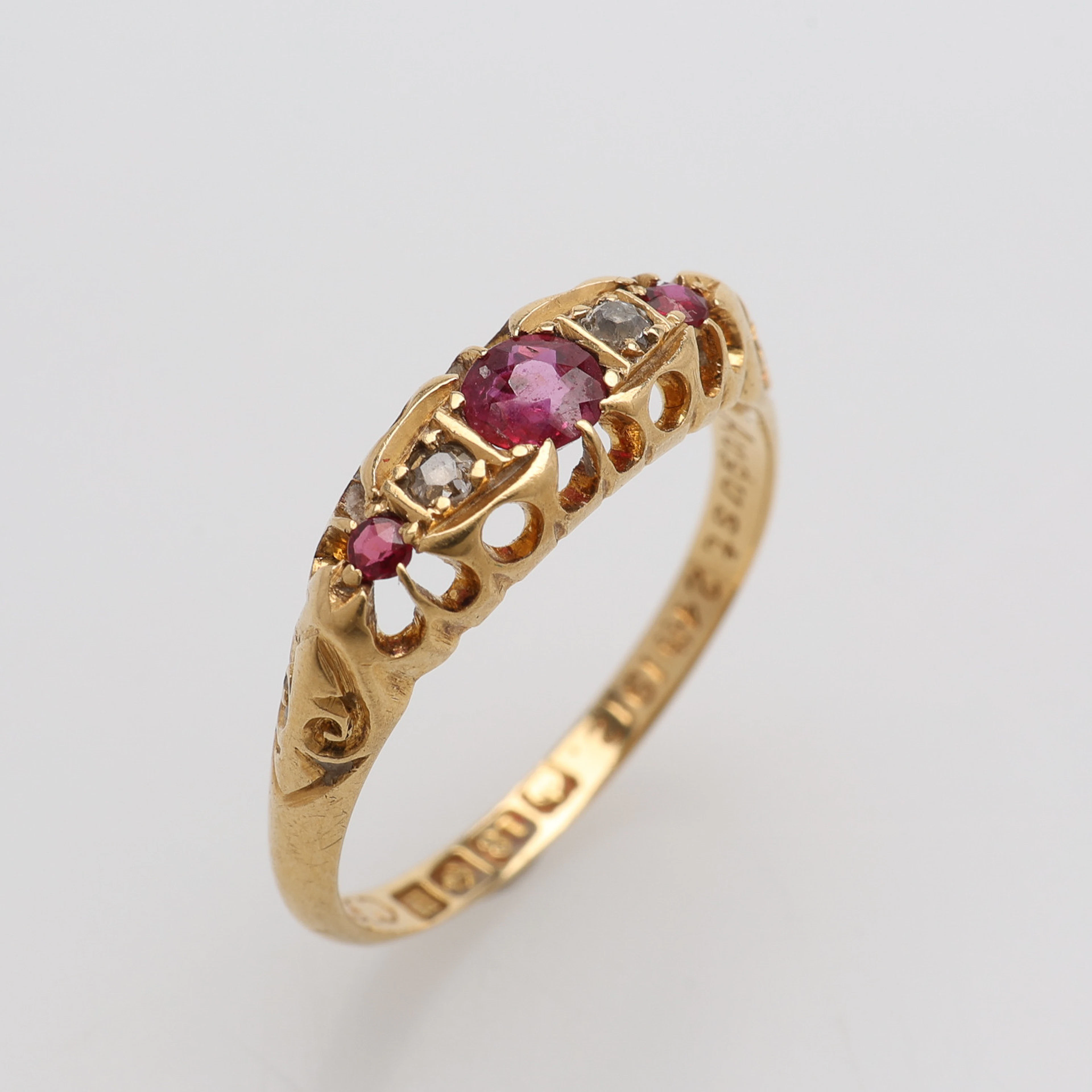 RING, 18K GULD, RUBINER & SMÅ GAMMALSLIPADE DIAMANTER, STORBRITANNIEN