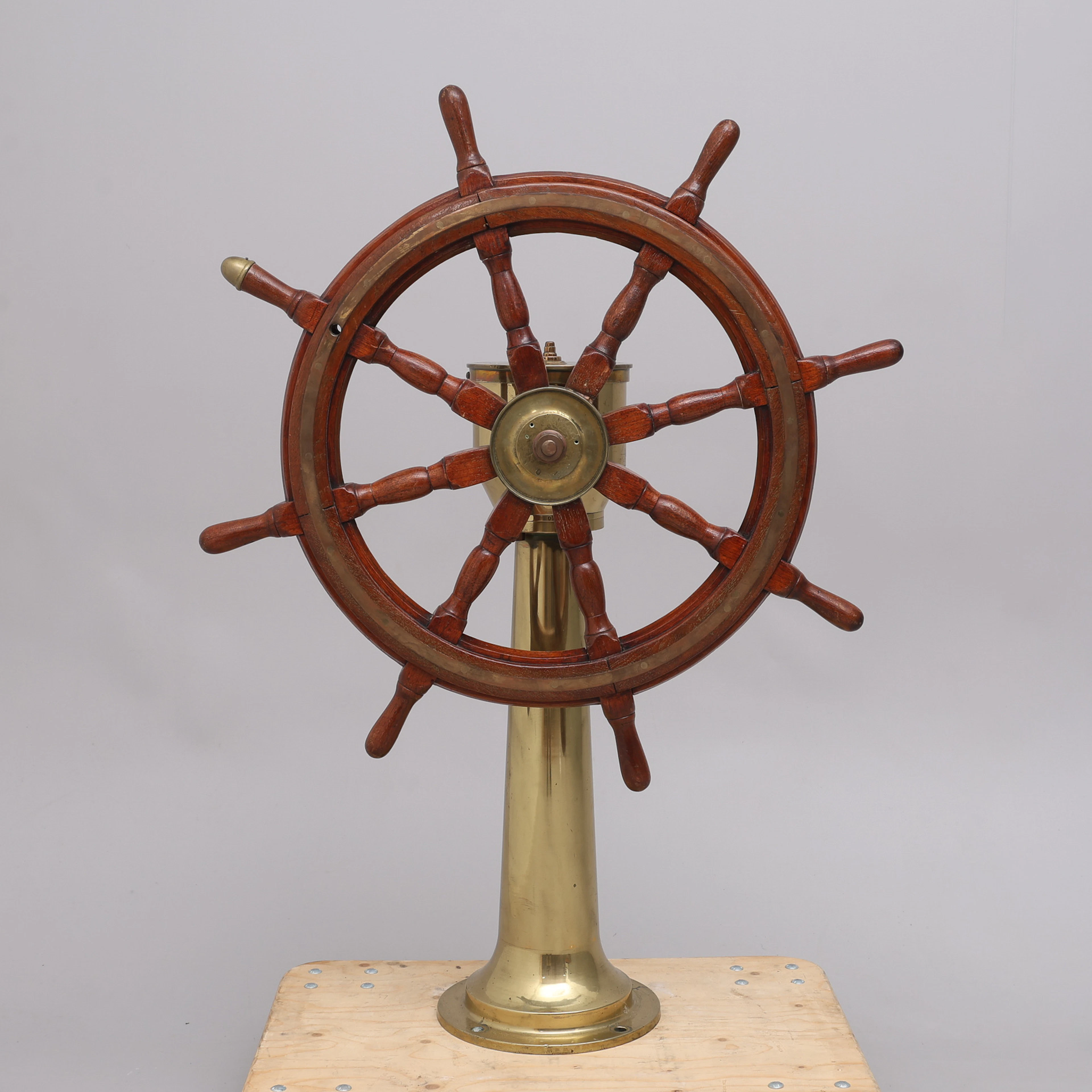 SKEPPSRATT MED STÄLL/SHIP'S WHEEL AND STAND, Donkin & Co, Ltd, Newcastle-on-Tyne