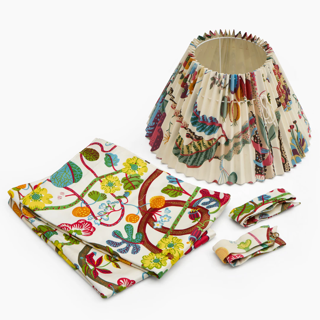 JOSEF FRANK. Gardinkappor, 2 st, "Baranquilla", samt lampskärm, "Vegetable
