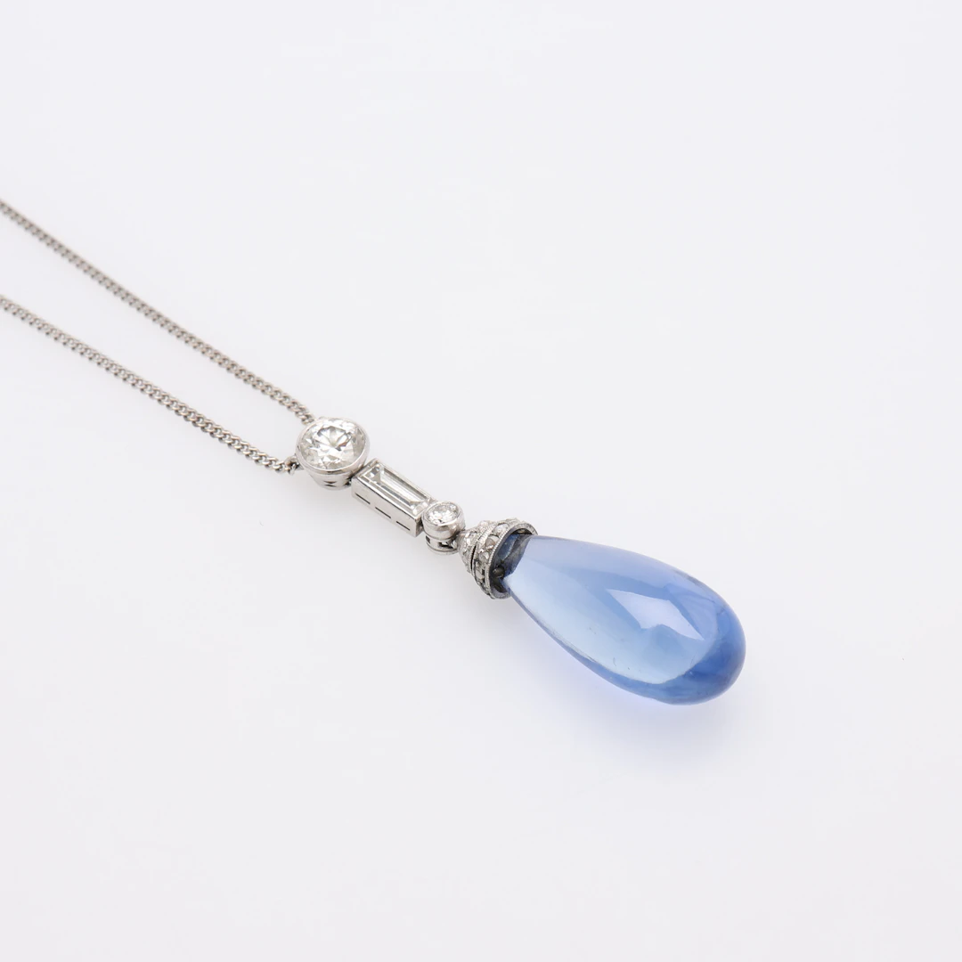 COLLIER, 18K VITGULD MED EN DROPPFORMAD SAFIR, EN BRILJANT, EN BAGUETTE