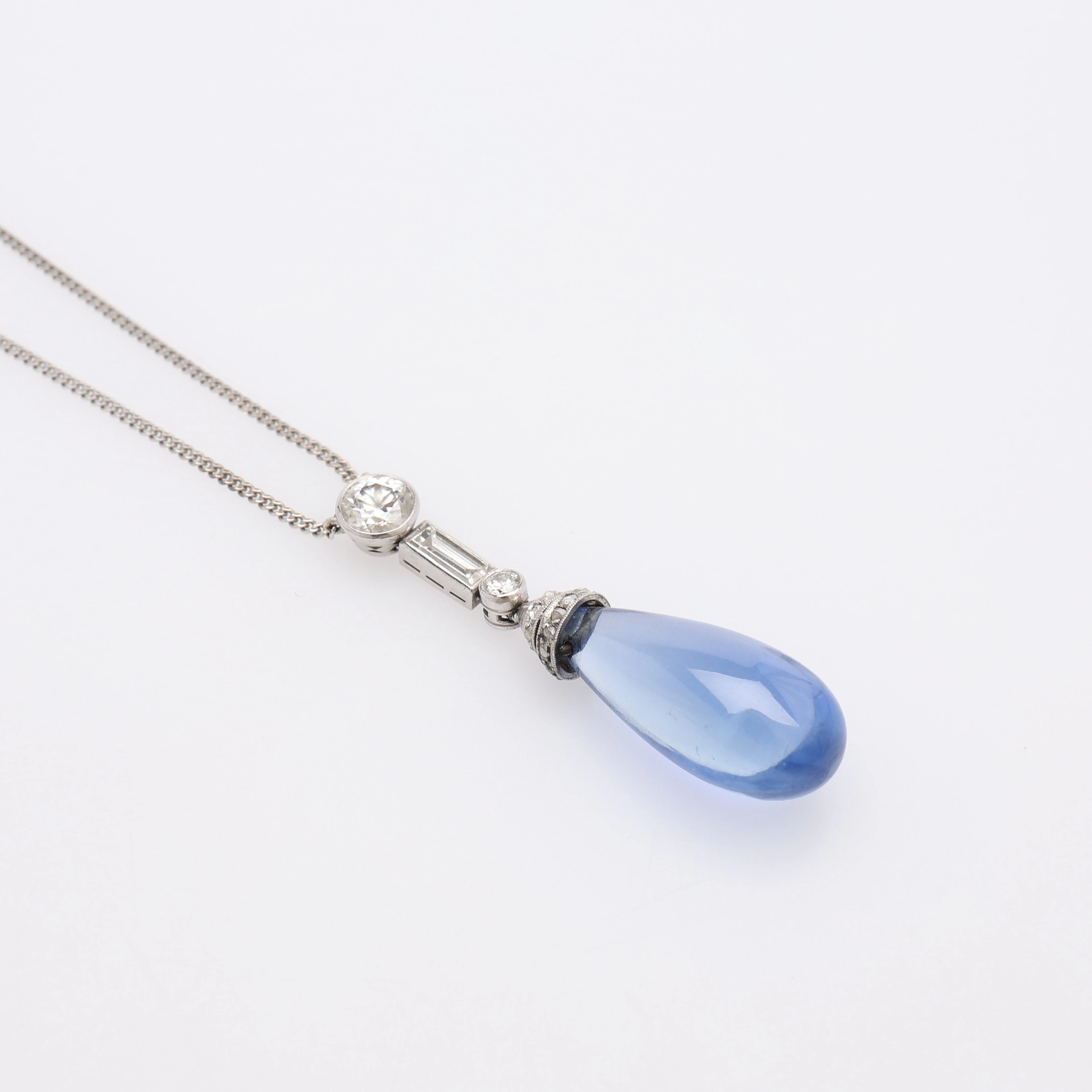 COLLIER, 18K VITGULD MED EN DROPPFORMAD SAFIR, EN BRILJANT, EN BAGUETTE