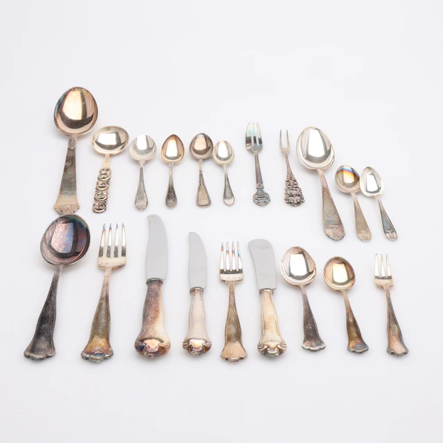 SILVERBESTICK, 129 DELAR, MESTADELS KUNGSHOLM & VASA, TOTALT CIRKA 4140,6 GRAM.