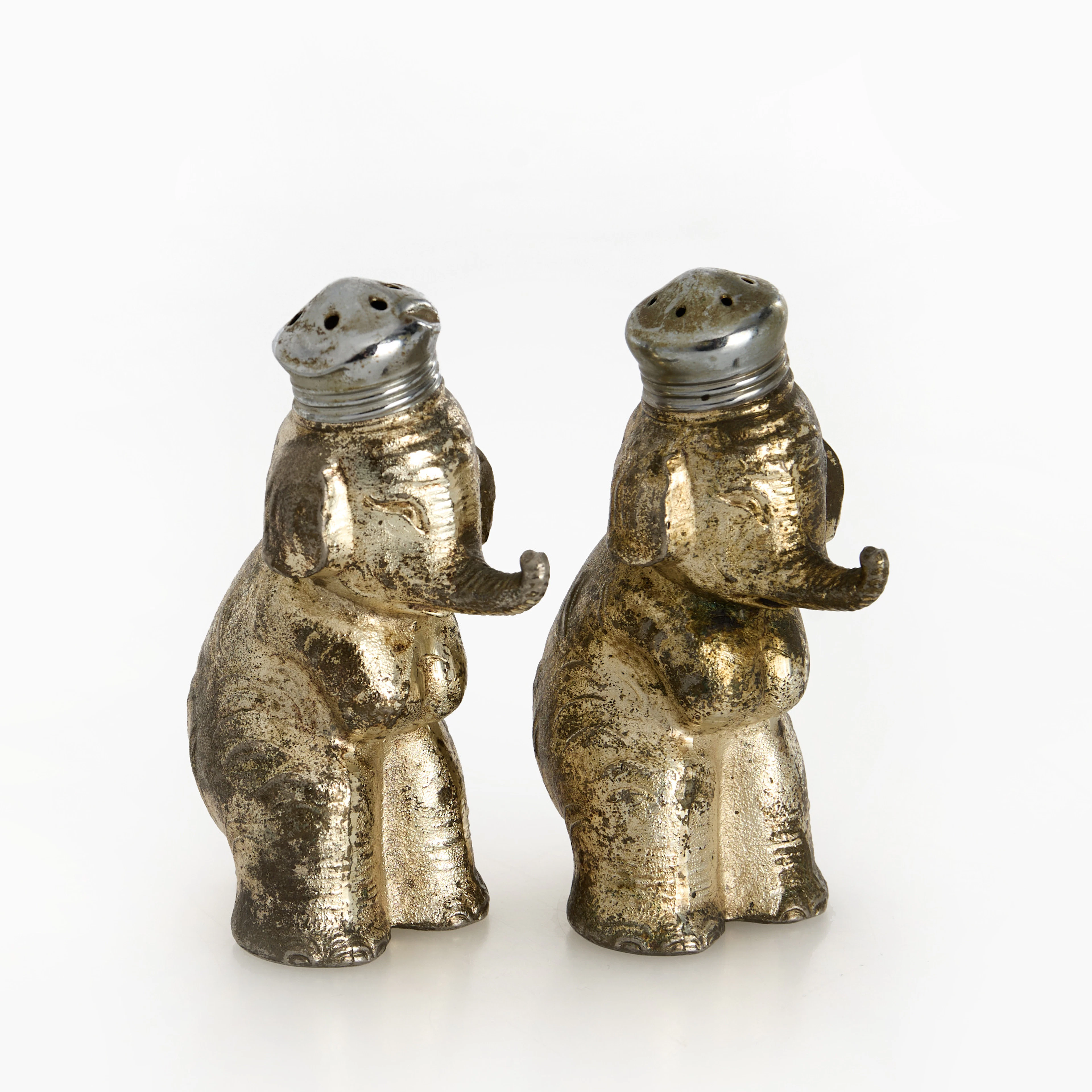 SALT- & PEPPARSTRÖARE, ett par, i form av elefanter, Japan, 1900-talets