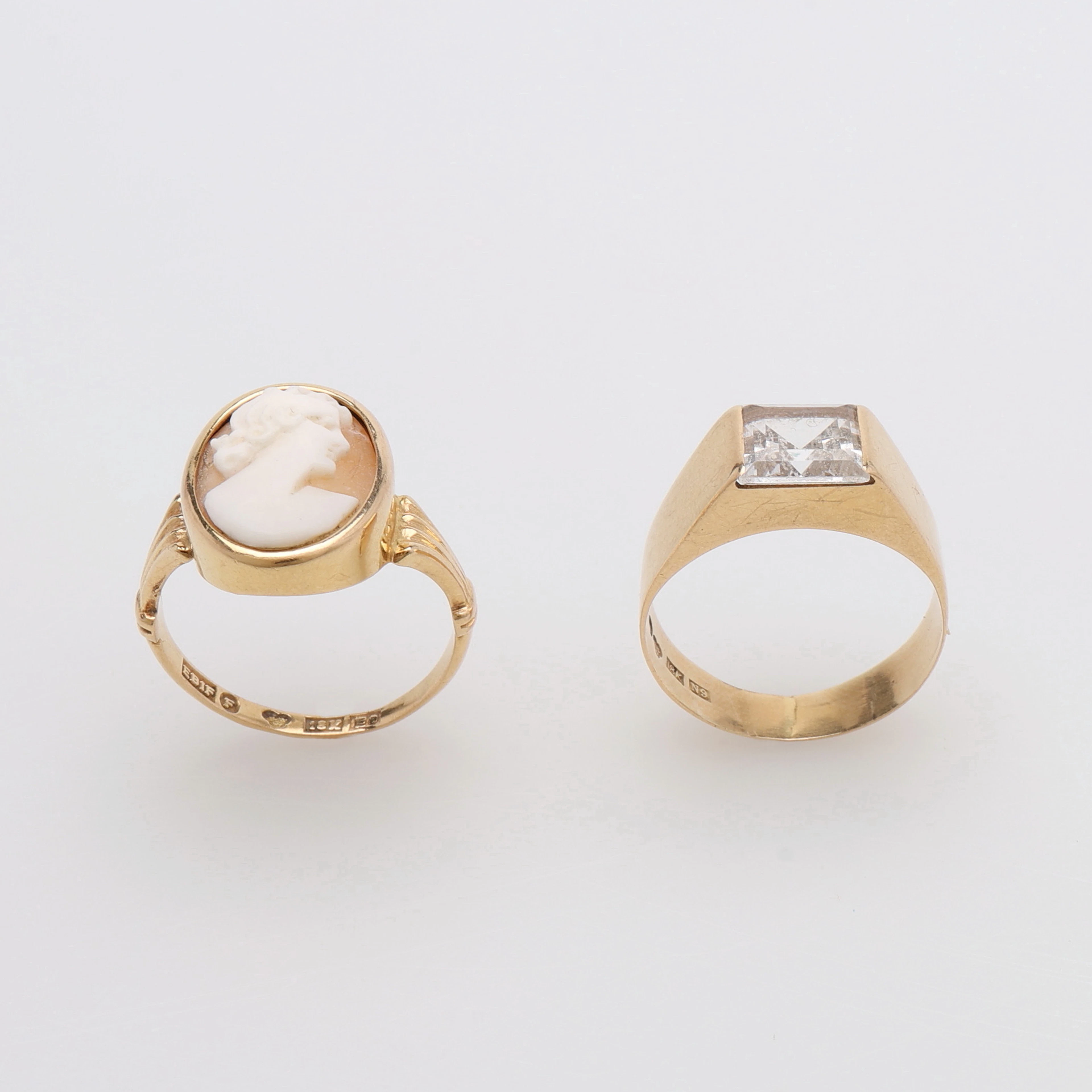 RINGAR, TVÅ STYCKEN, 18K GULD, TOTAL VIKT CA 5,4 GRAM.