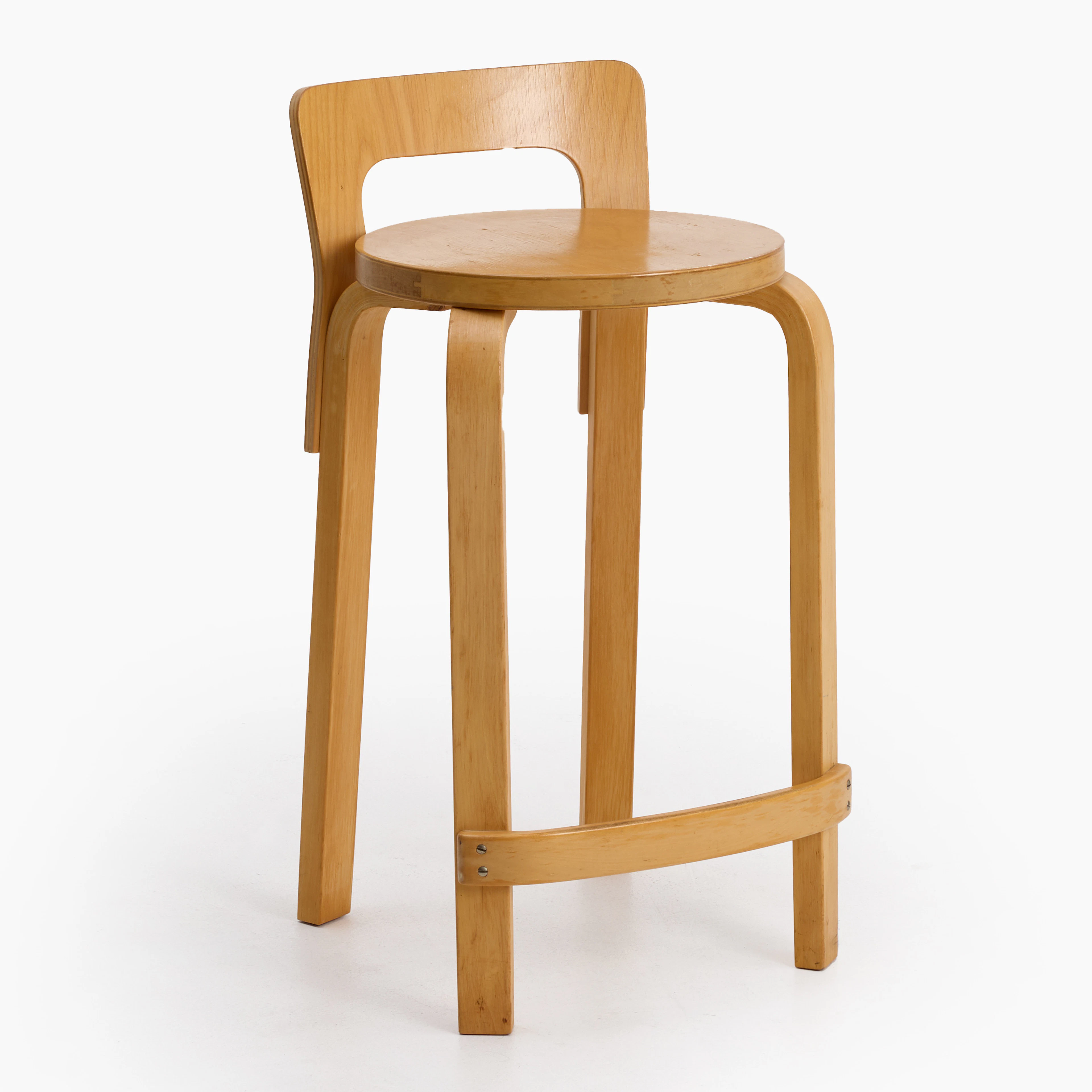 ALVAR AALTO (1898–1976). Barstol av lackerad björk, modell K65, Artek