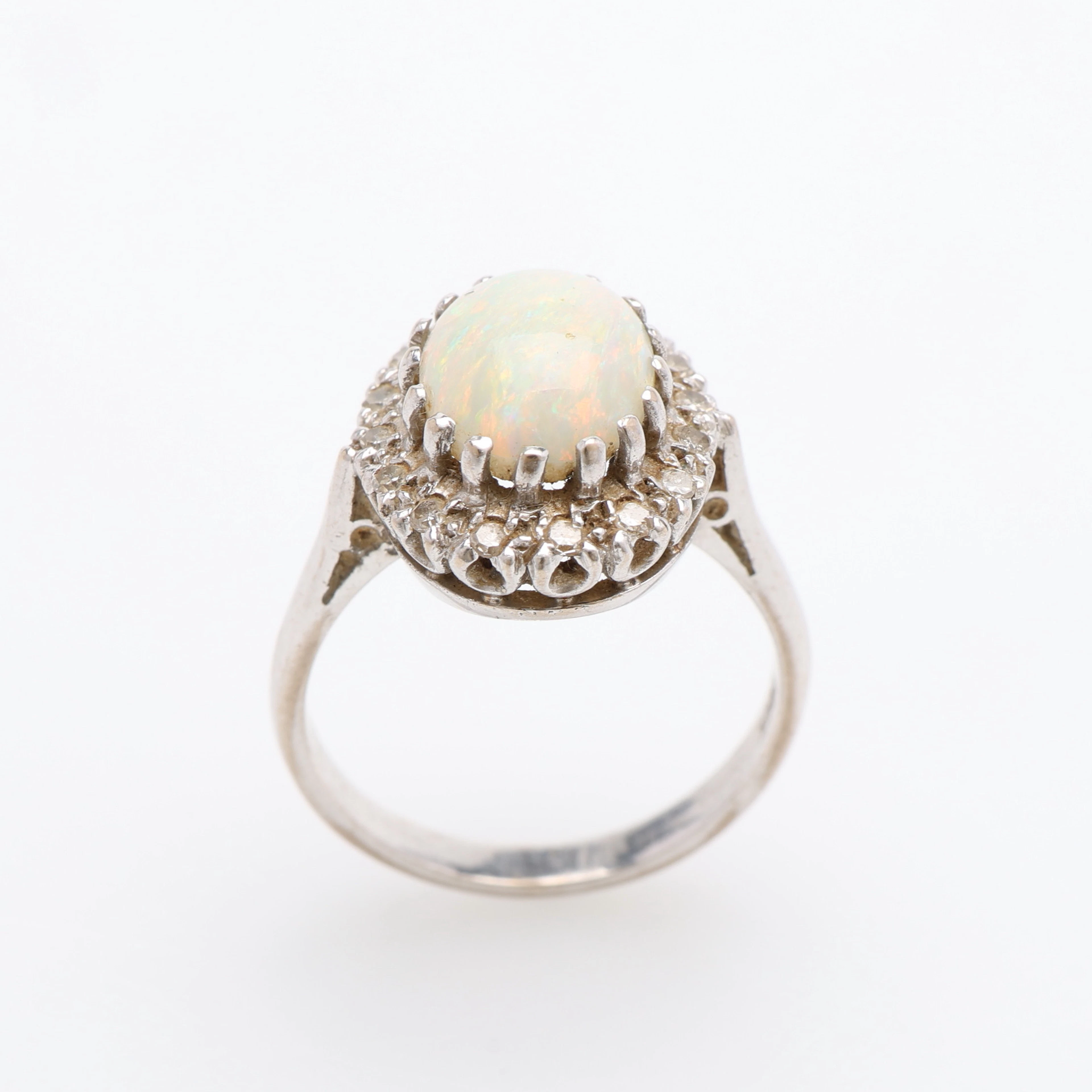 RING, 18K VITGULD, OPAL & DIAMANTER, TOTALT 5,2 GRAM.