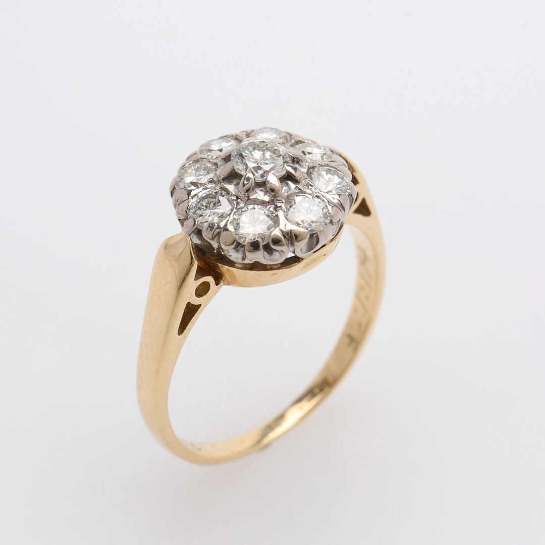 RING, 18K GULD, 9 ST DIAMANTER OM TOTALT CIRKA 0,65 CT, 3,7 GRAM.