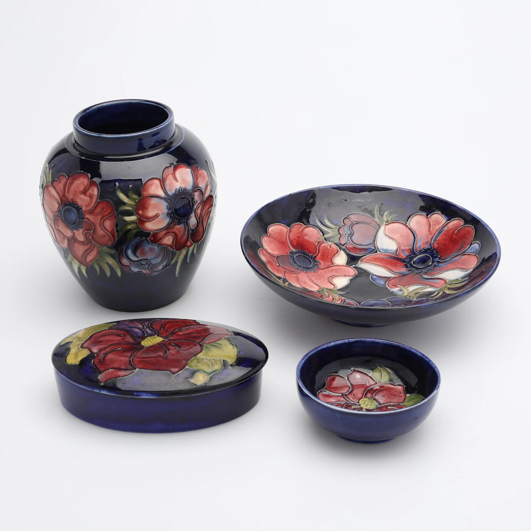 ETT PARTI GLASERAT LERGODS, 4 DELAR, MOORCROFT, ENGLAND, 1900-TALETS