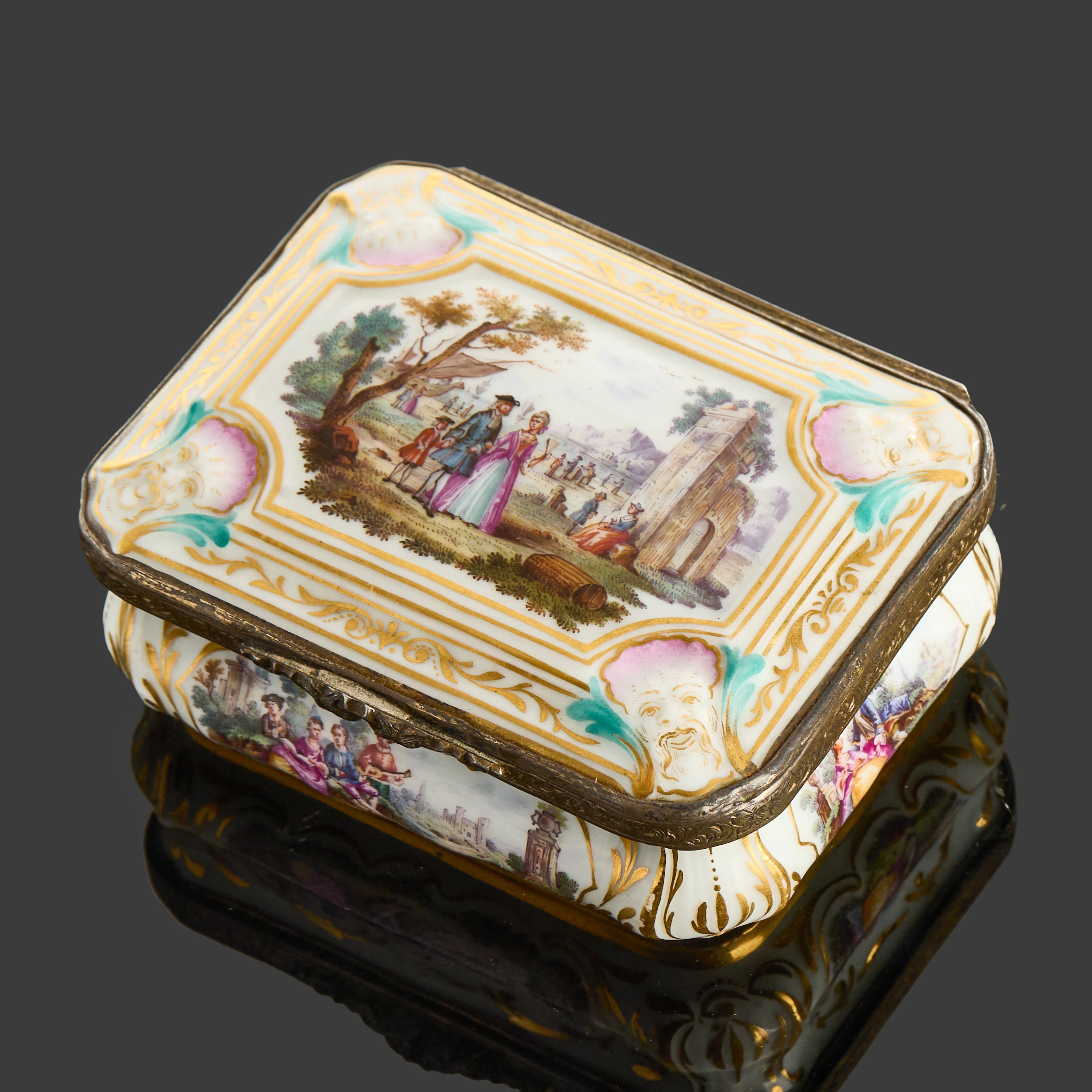 SNUSDOSA, porslin, sannolikt Tyskland 1700-talets andra hälft, dekor