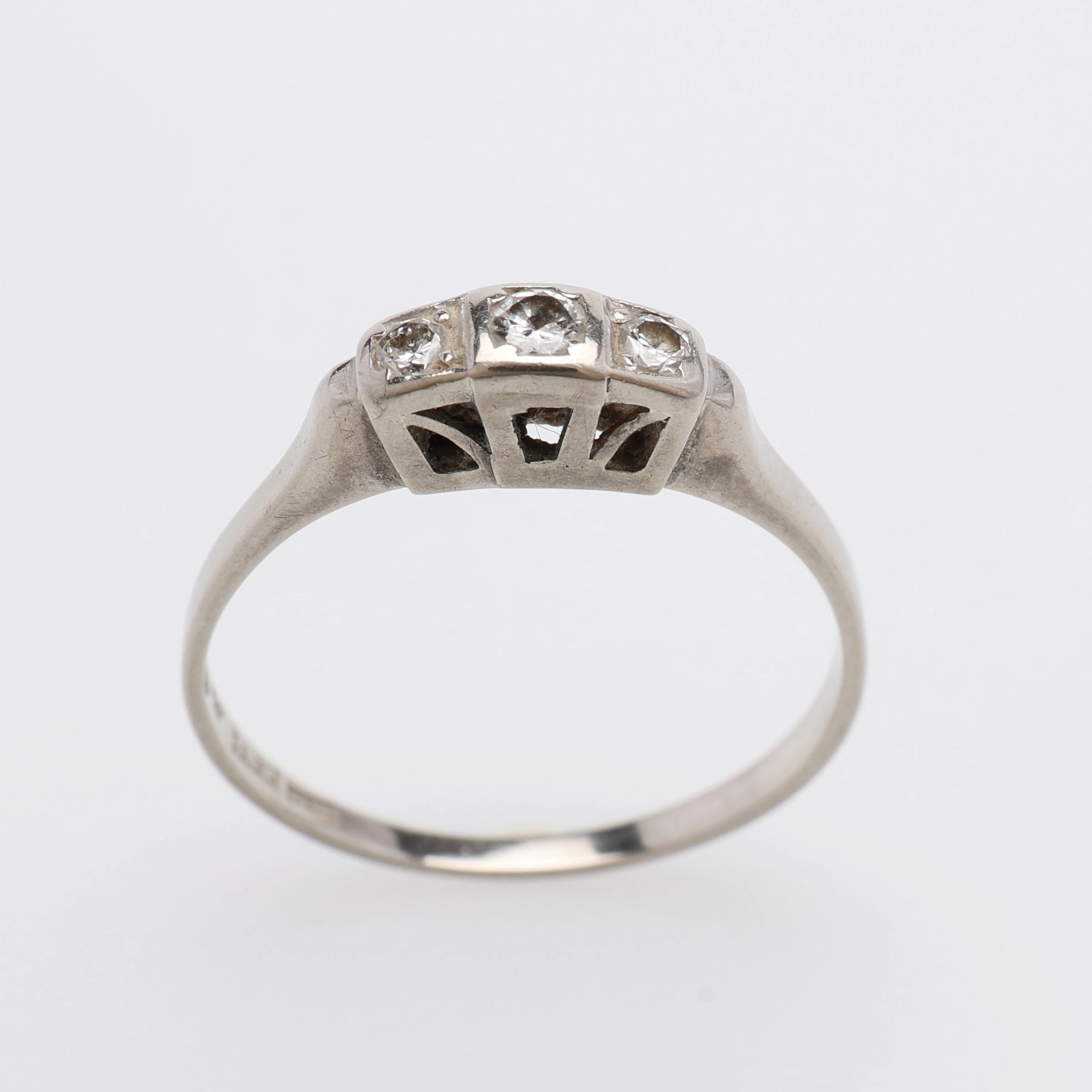 RING, 18K VITGULD & GAMMALSLIPADE DIAMANTER OM SAMMANLAGT 0,12 CT