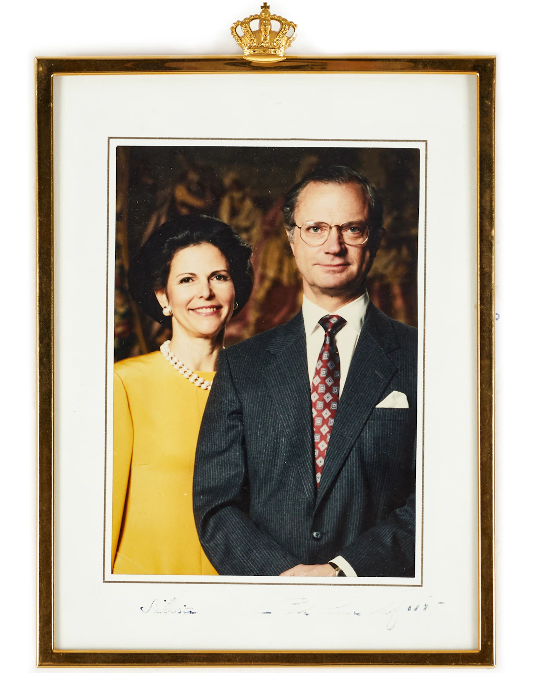 KUNGLIGT FOTO, egenhändigt signerat av Carl XVI Gustaf & Silvia, 1980/90-tal.