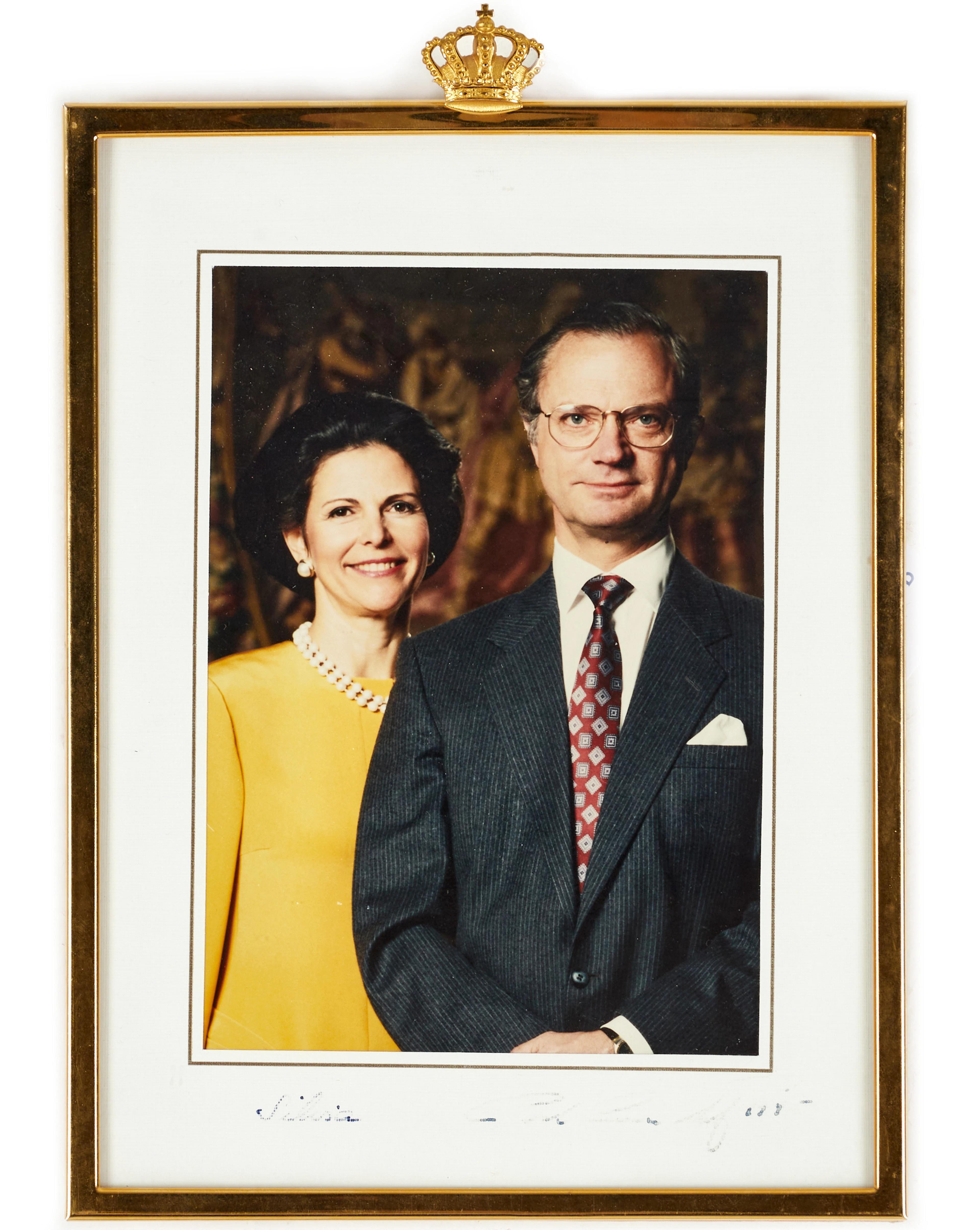 KUNGLIGT FOTO, egenhändigt signerat av Carl XVI Gustaf & Silvia, 1980/90-tal.