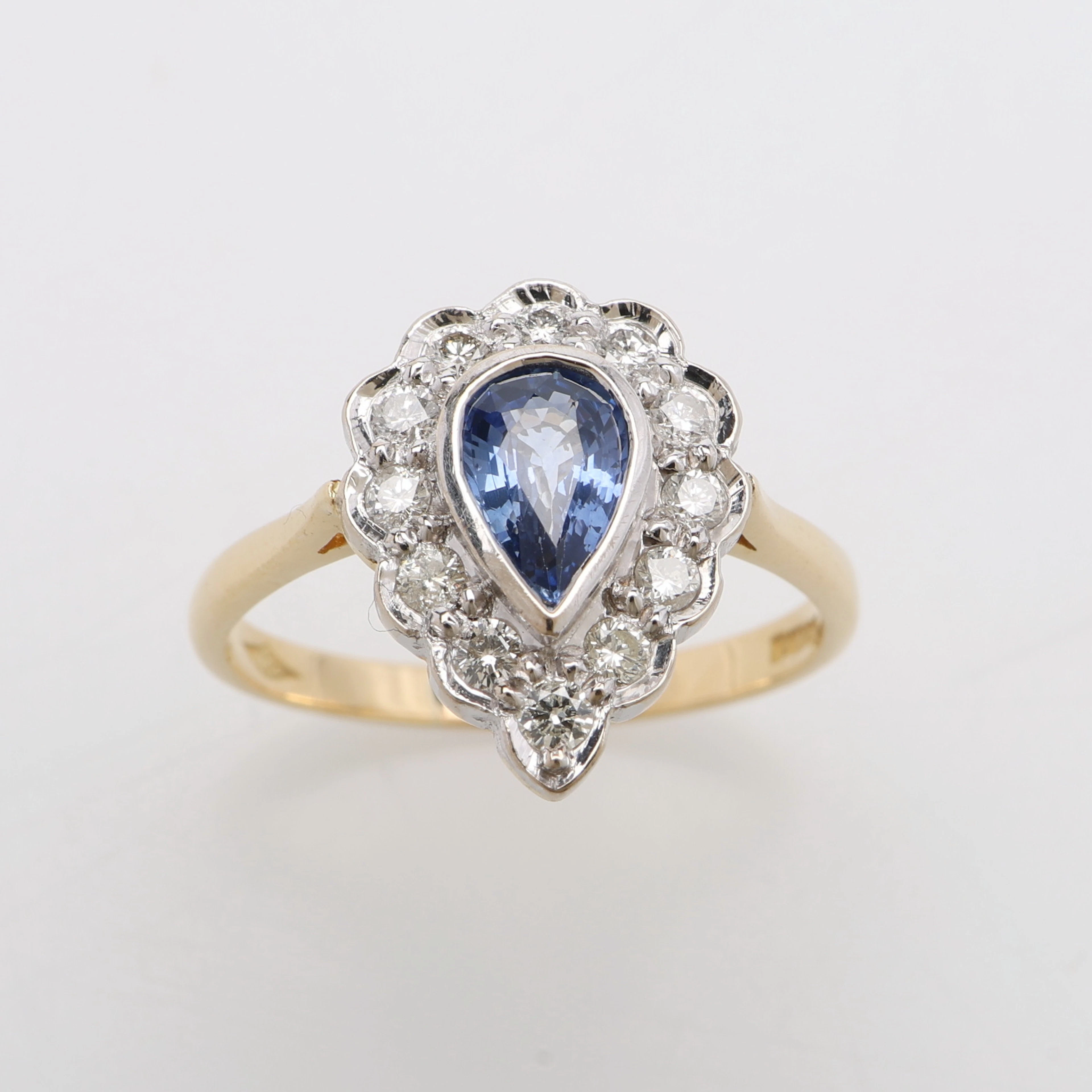 RING, 18K GULD, DIAMANTER & DROPPFORMAD SAFIR, V&CO, LONDON, 1991