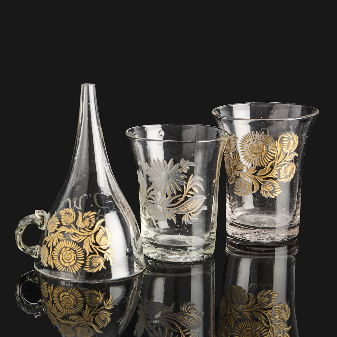 GLAS, 2 st, samt TRATT, graverad och förgylld blomsterdekor, 17/1800-tal.