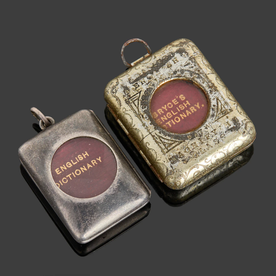 HÄNGEN med MINIATYRLEXIKON, 2 st, delvis sterlingsilver, England, omkring 1900.