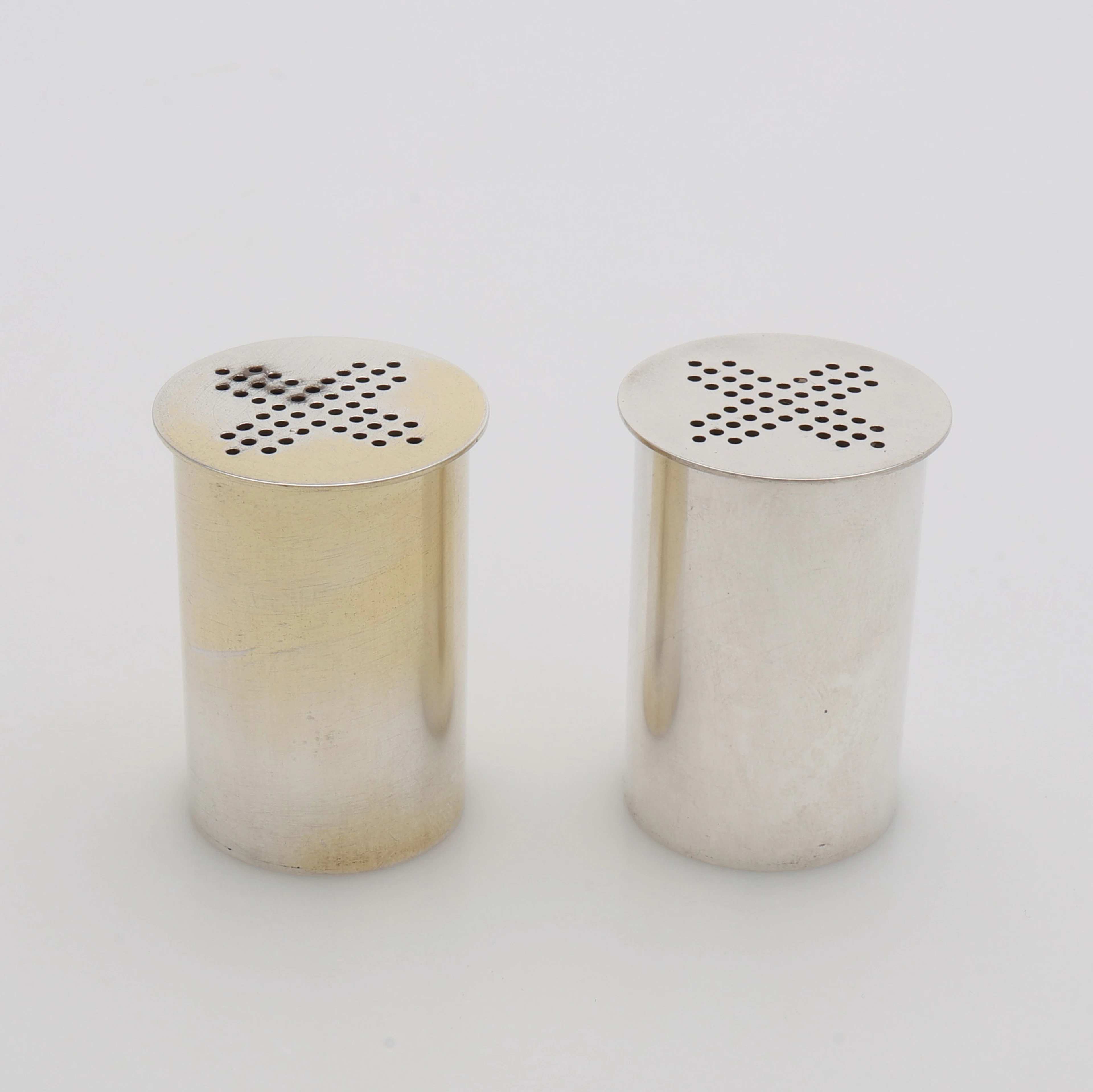 WIWEN NILSSON. SALT- & PEPPARSTRÖARE, 2 ST, STERLINGSILVER, signaturstämplade