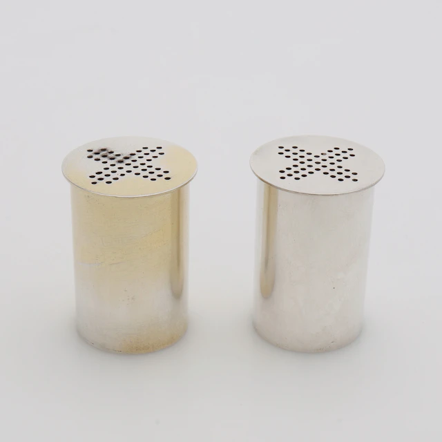 WIWEN NILSSON. SALT- & PEPPARSTRÖARE, 2 ST, STERLINGSILVER, signaturstämplade