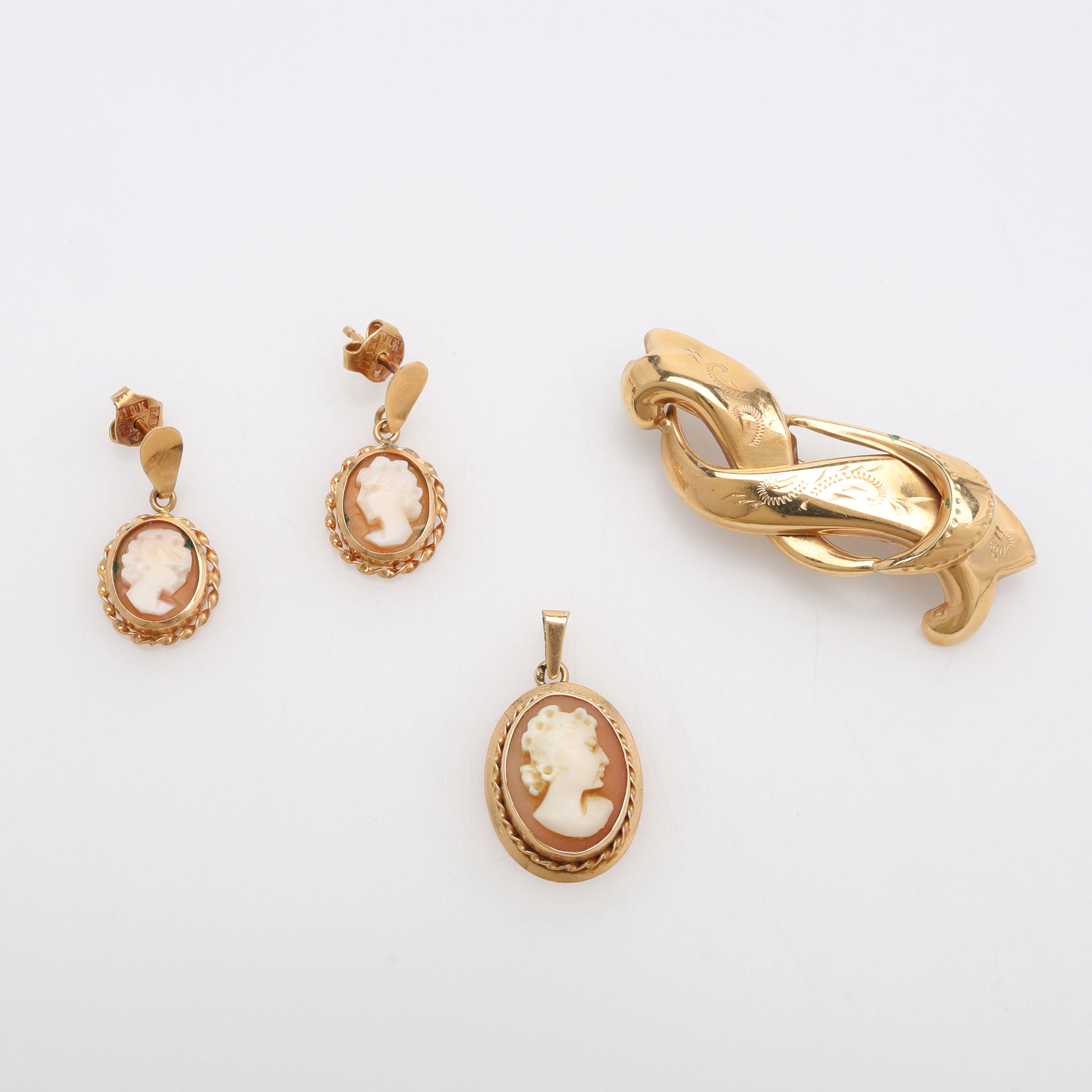 SMYCKEN, 18K GULD, FYRA STYCKEN, TOTAL VIKT 7,4 GRAM.