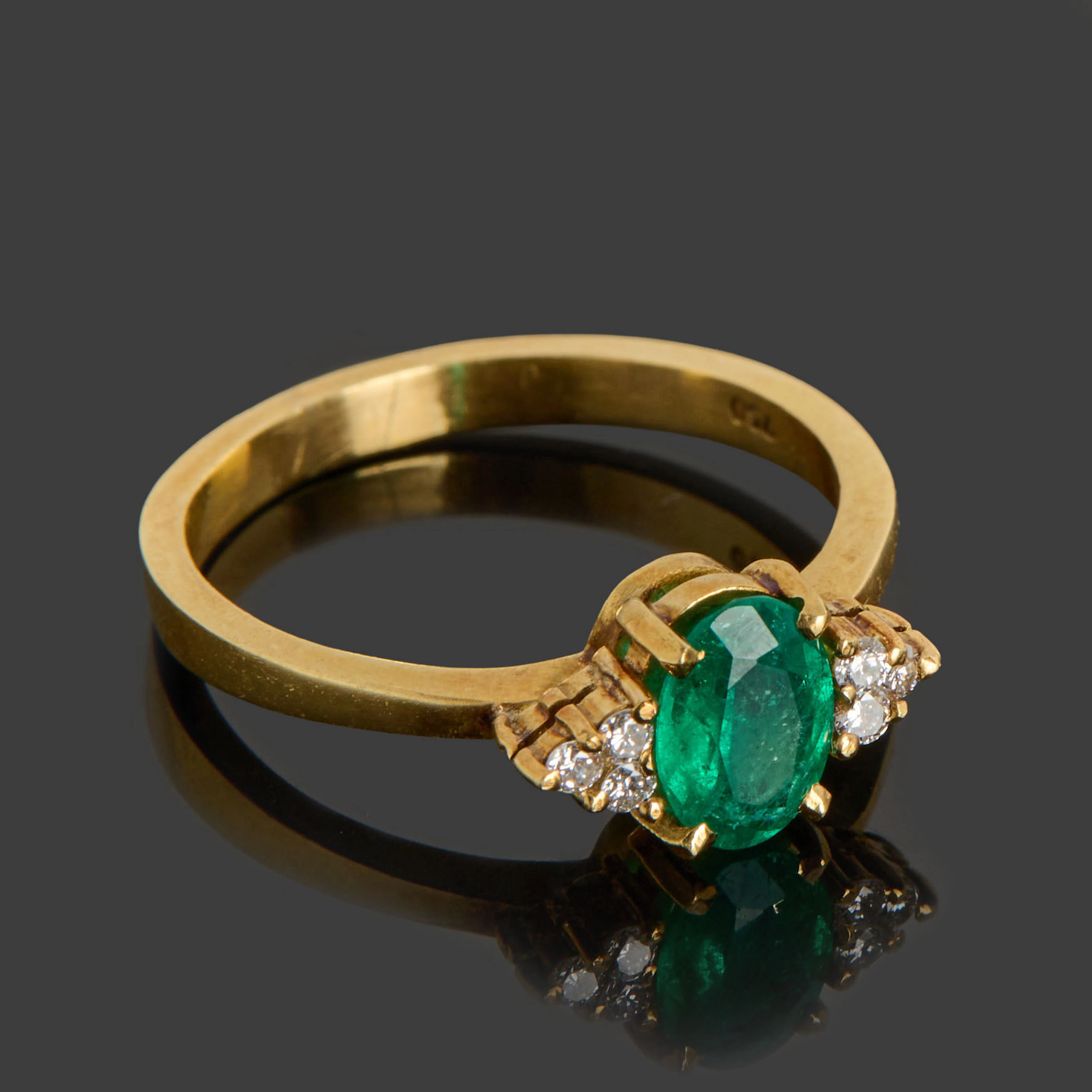 RING, 18k guld, centrerad ovalslipad smaragd med 3 st briljantslipade