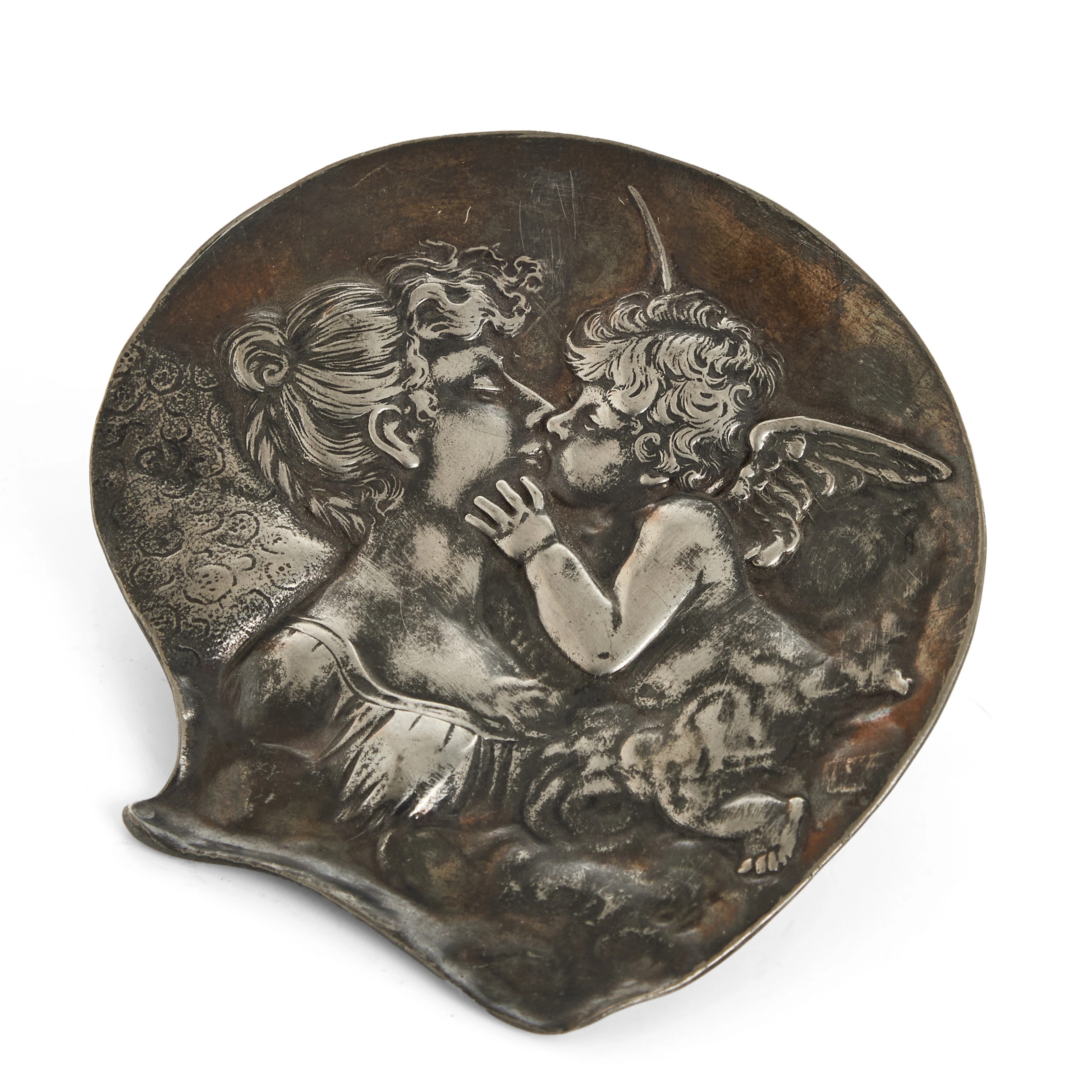 FAT. vitmetall. tidigt 1900-tal. Jugend. Reliefdekor med kvinna kyssandes