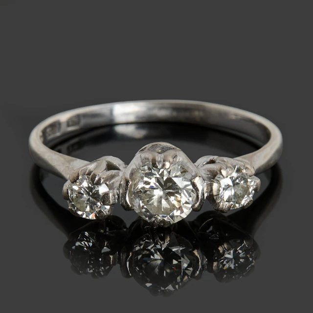 TRESTENSRING, 18k vitguld dekorerat med 3 st briljantslipade diamanter