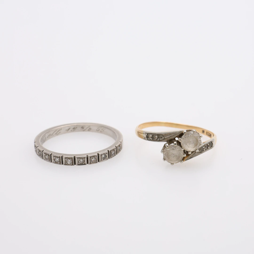 RINGAR, TVÅ STYCKEN, 18K GULD, MED STENAR, TOTAL VIKT CA 4,9 GRAM.