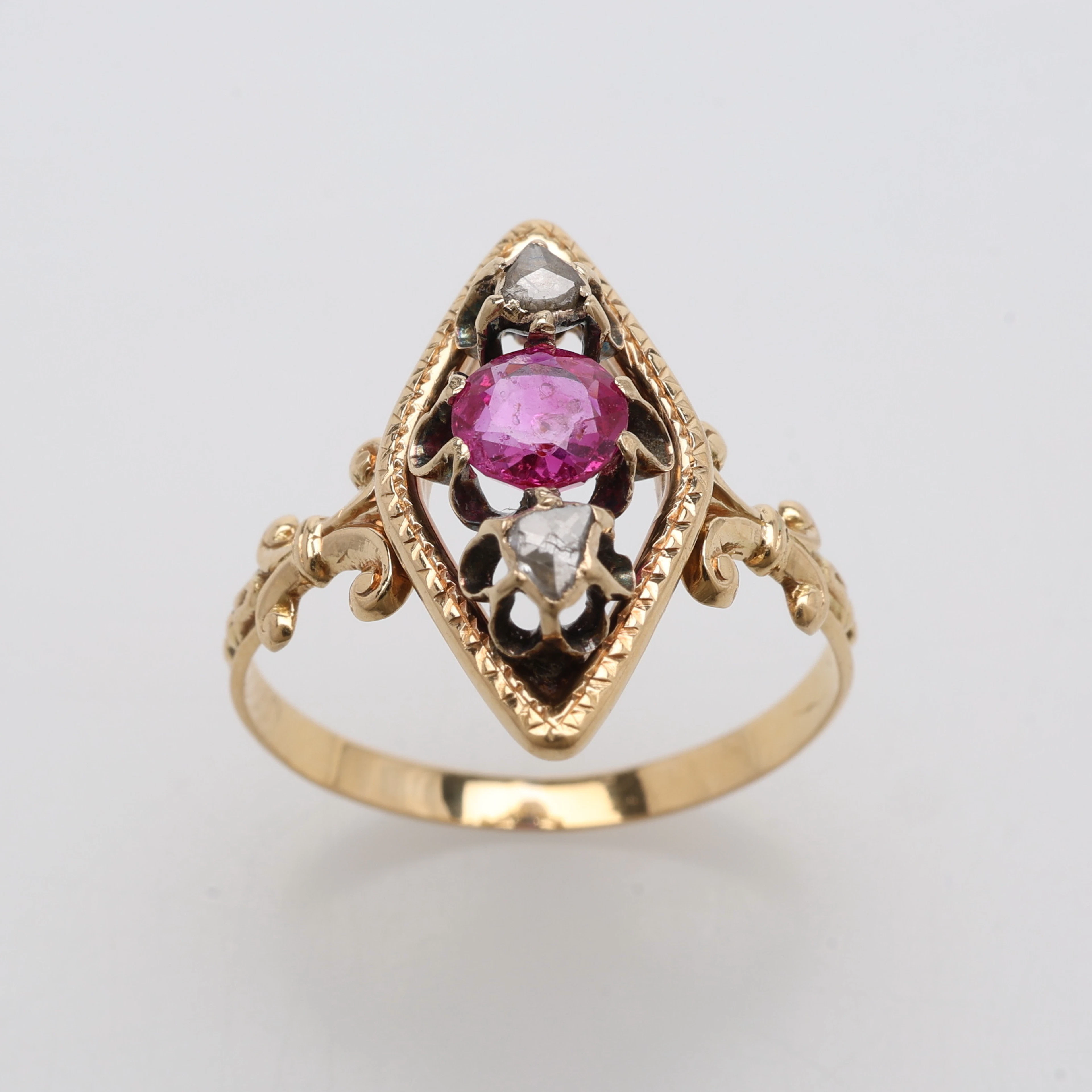 RUBIN OCH DIAMANTRING 18K.