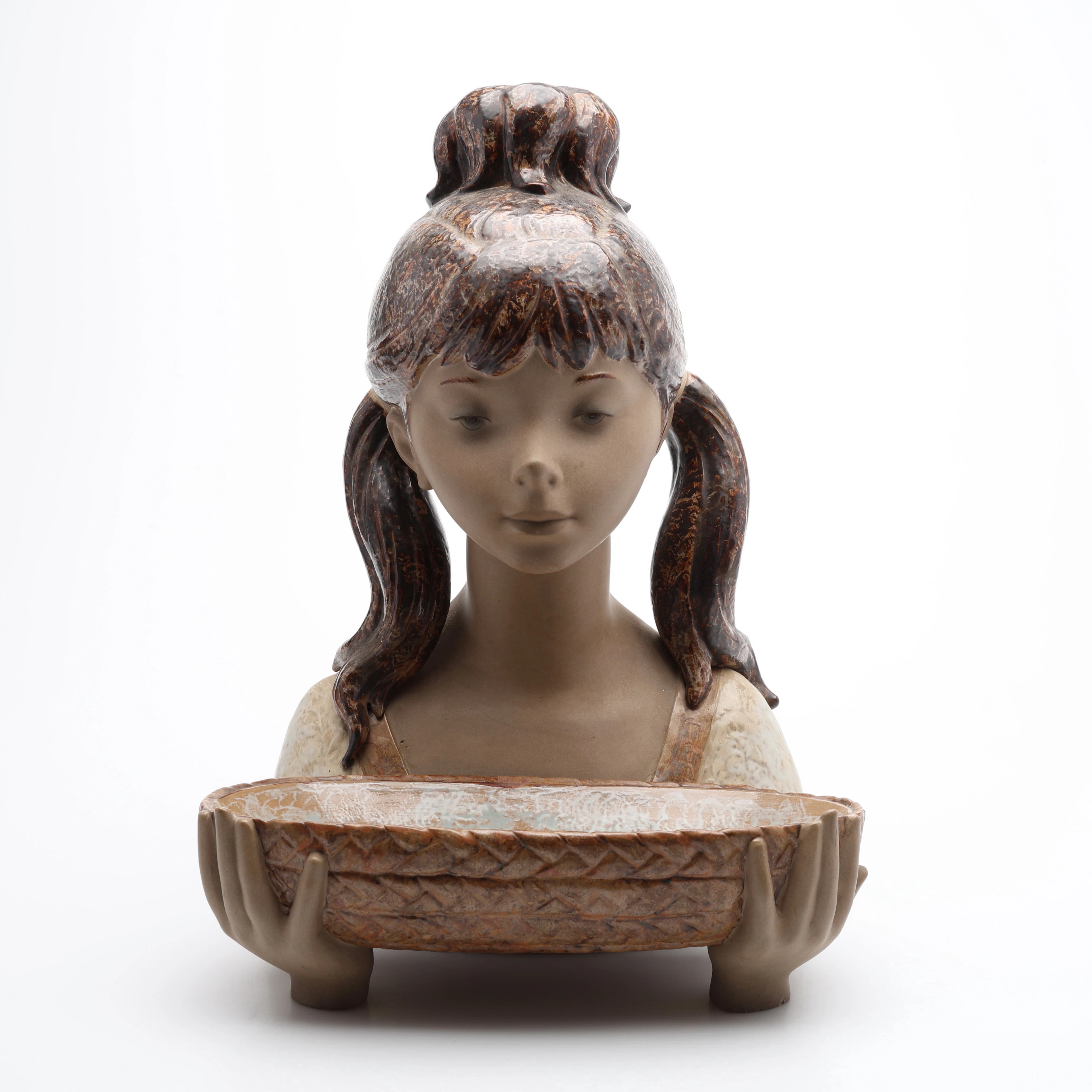 FIGUR, LLADRO, flicka med skål, porslin.