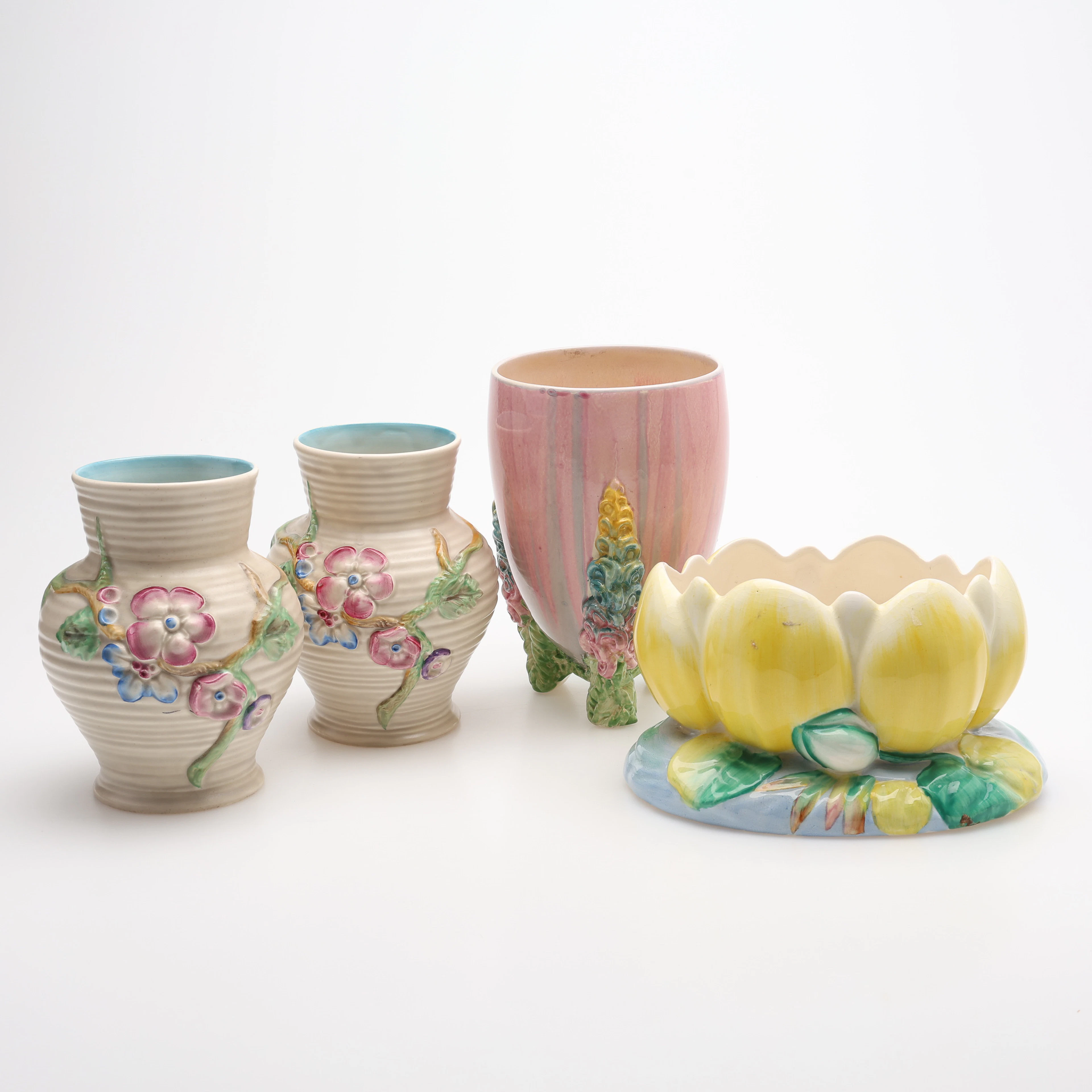 CLARICE CLIFF, 4 DELAR, NEWPORT POTTERY CO, STORBRITANNIEN.