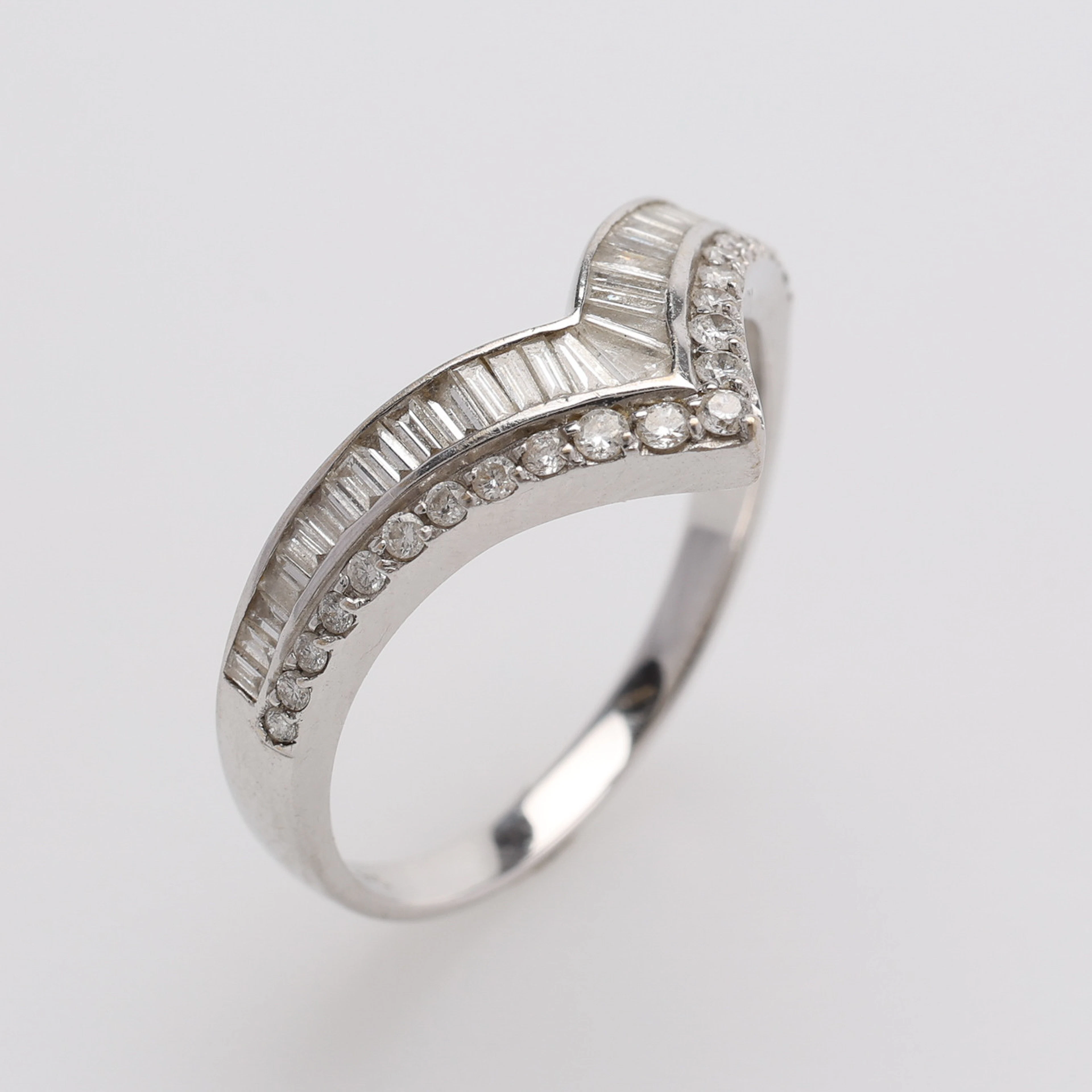 RING, 18K VITGULD, BAGUETTER & BRILJANTER OM CA 1 CT TOTALT, TOTALVIKT 2,6 G.