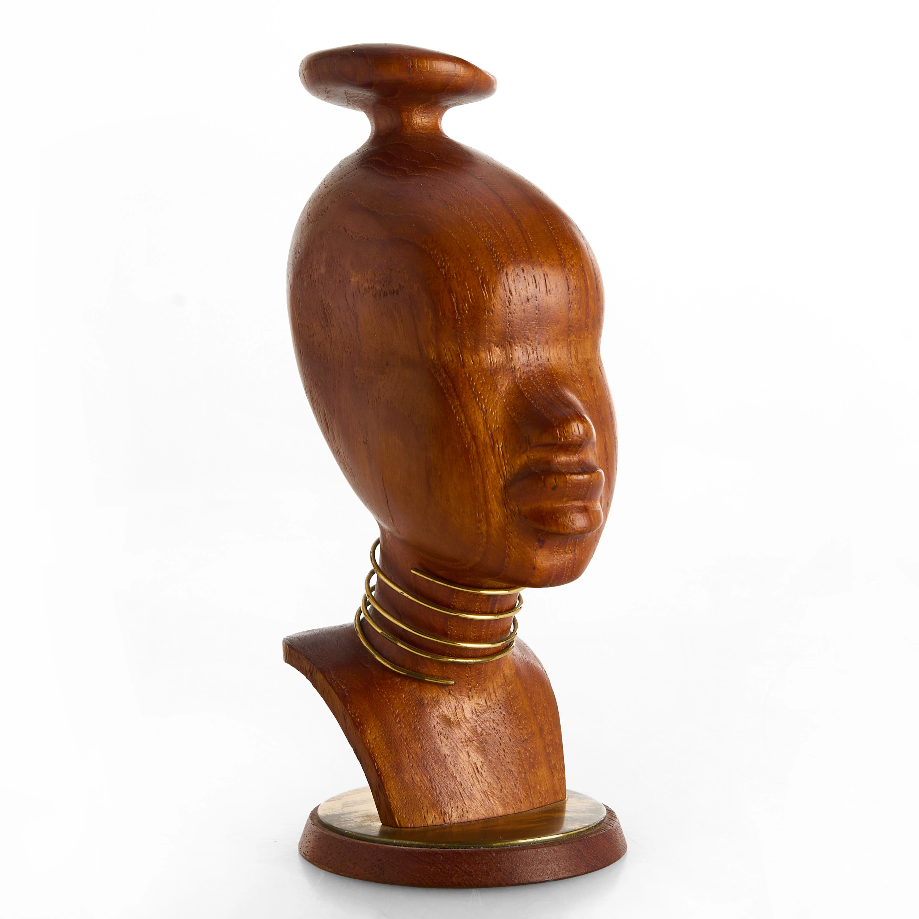 SKULPTUR, teak och mässing, i form av afrikansk kvinna, 1950-tal.